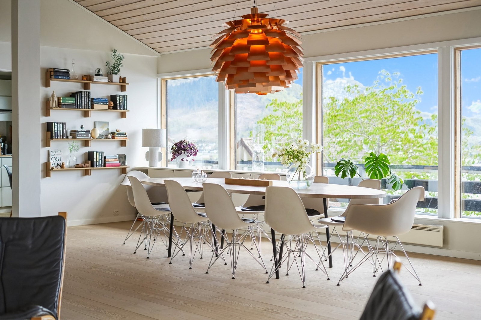 Spisegruppen har perfekt plassering for hyggelige hverdagsmiddager og sosiale sammenkomster. Galleribilde