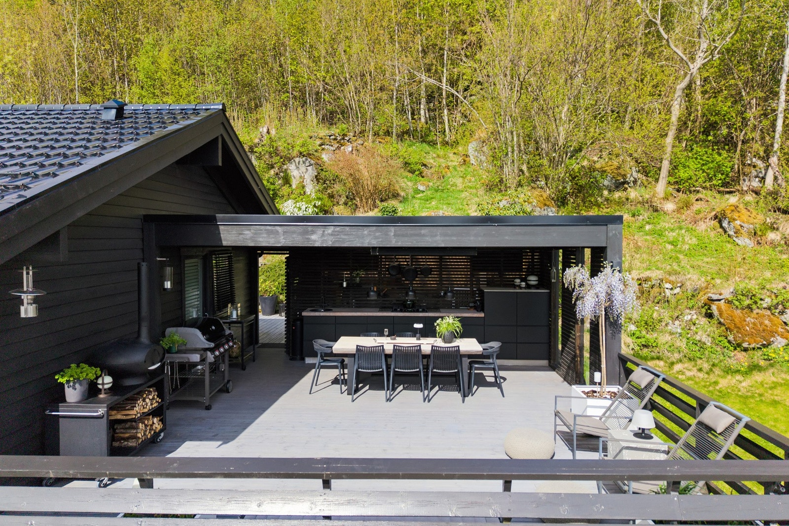 Et fantastisk uterom på øst og sørsiden med utekjøkken, spisestue og loungeplass. Galleribilde