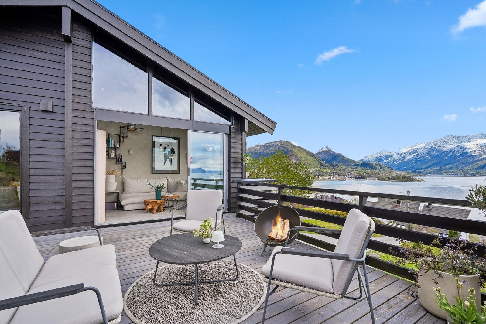 Det er skyvedør i glass fra vinterhagen ut til terrassen mot nordvest. Galleribilde