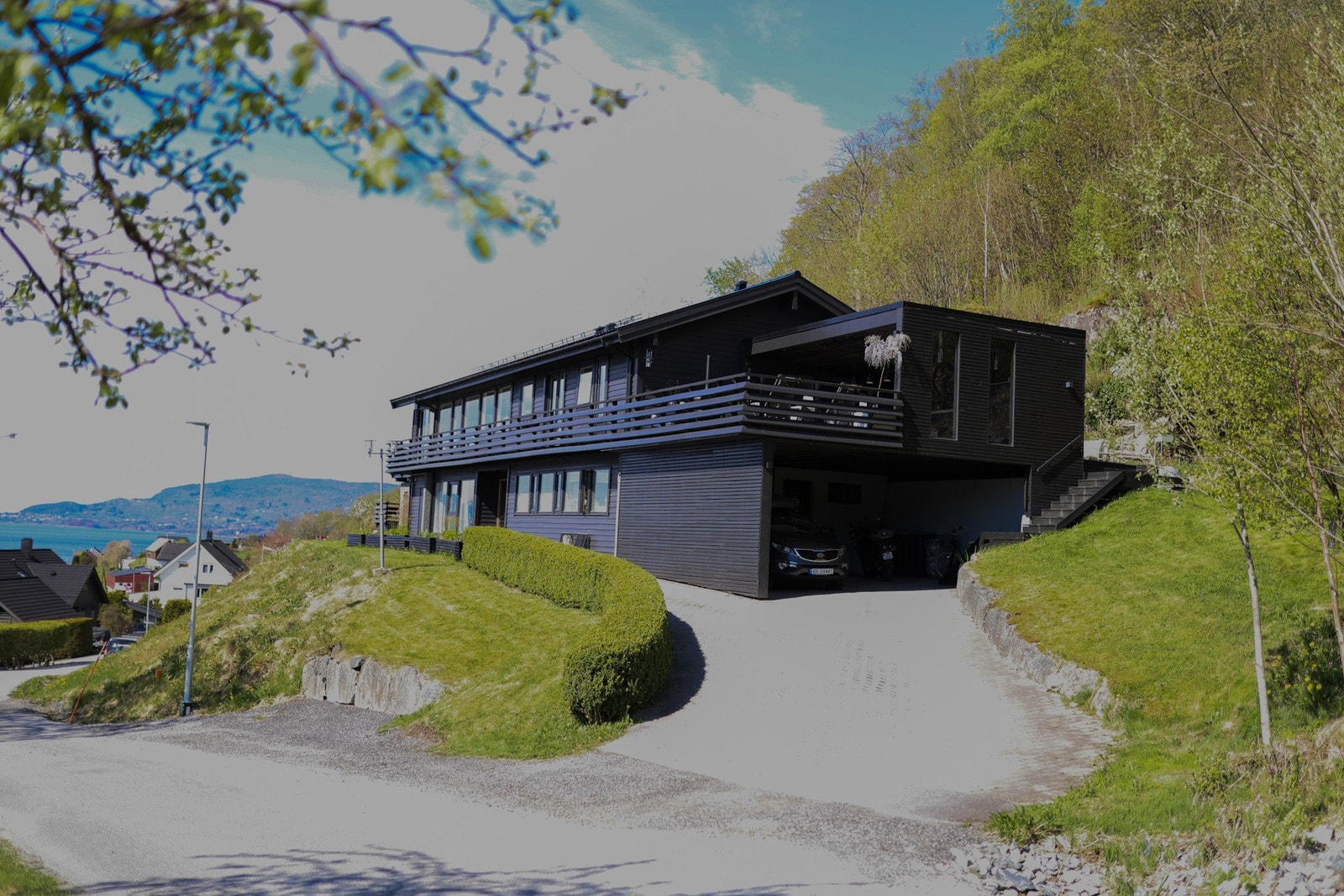 Det er god plass til parkering på gårdsplass til eiendommen og i carport. Tomten er utvider og gir mulighet for å bygge garasje. Galleribilde