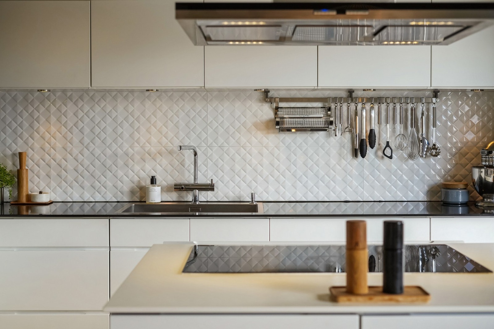 Moderne kjøkken med rene linjer, integrerte løsninger og stilfulle detaljer - perfekt for både hverdagskokken og vinkjenneren. Galleribilde