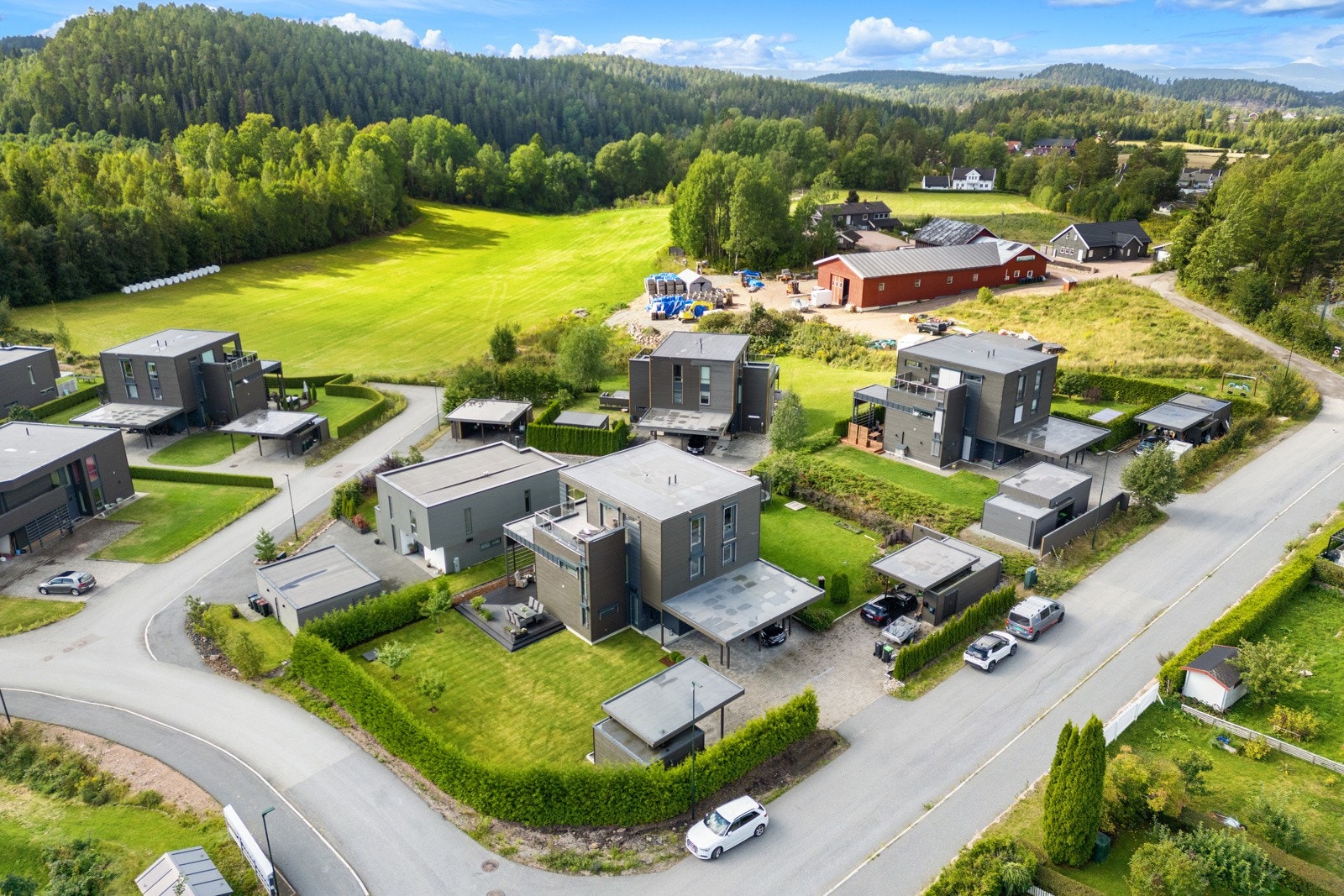 Dronefoto av eiendommen i et eksklusivt og velholdt boligfelt på Katrineåsen. Galleribilde