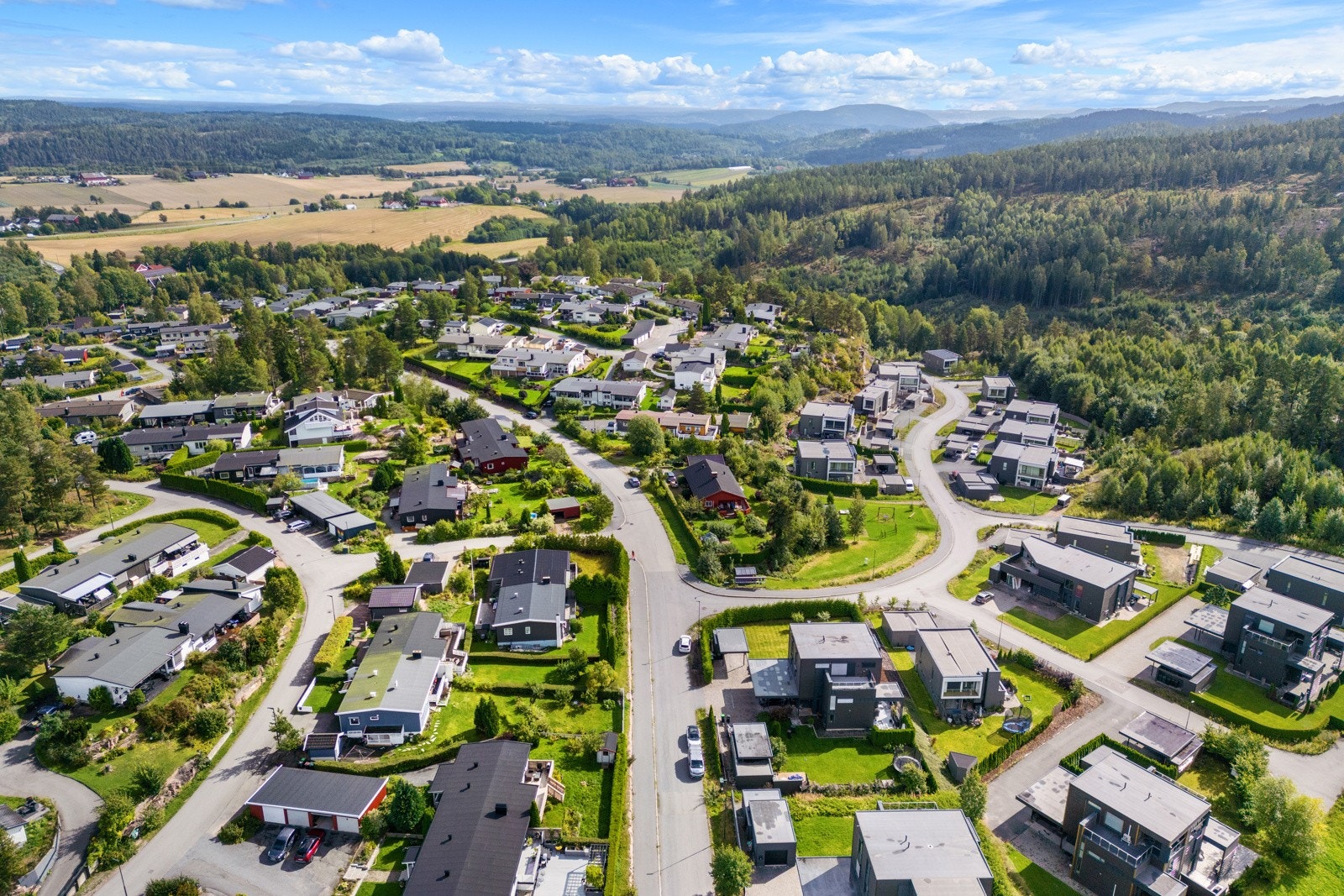 Utsikten rekker langt - kulturlandskap, åser og rolige omgivelser omkranser nabolaget. Galleribilde