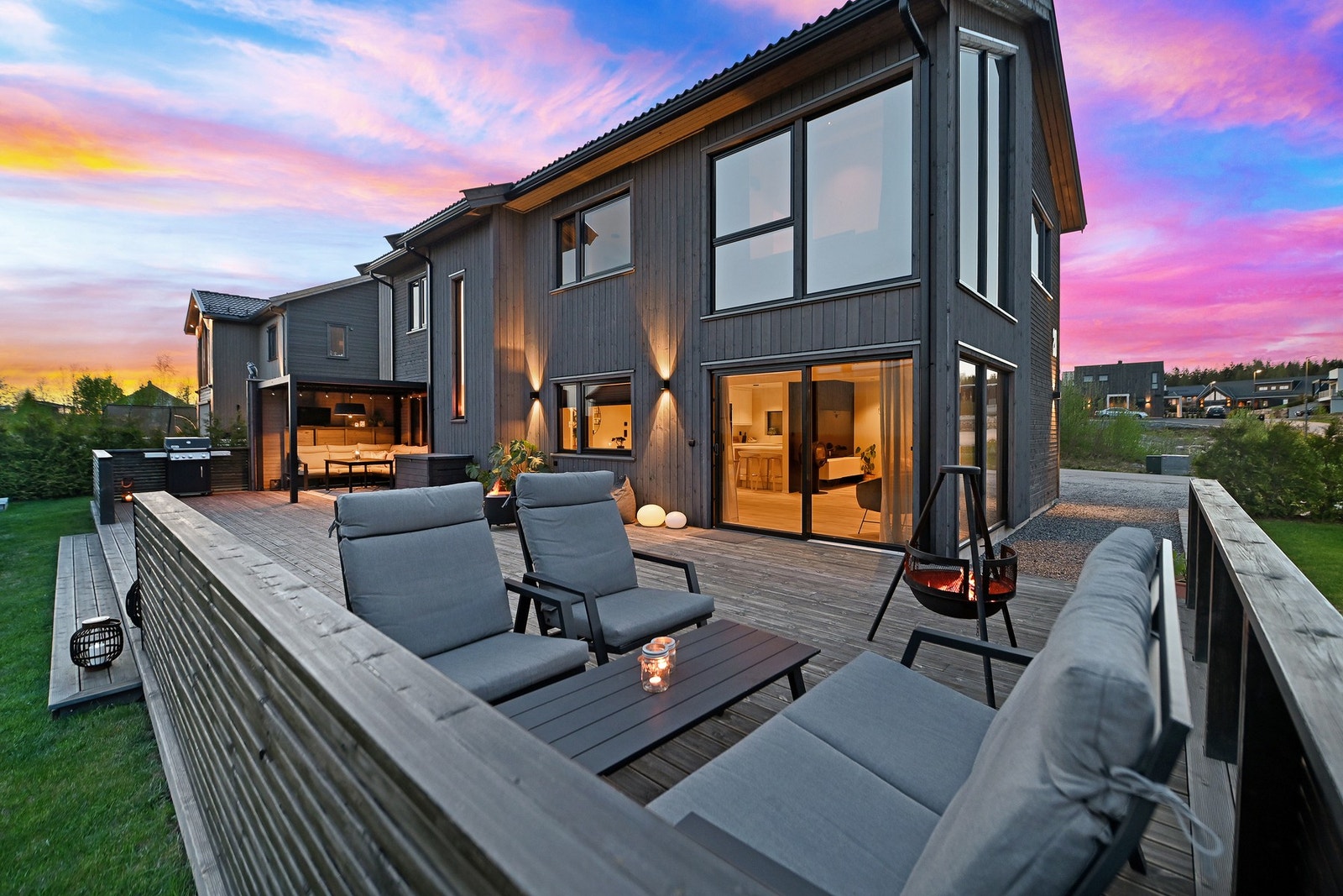 Moderne bolig med stor terrasse og store vindusflater som gir godt lysinnslipp. Galleribilde
