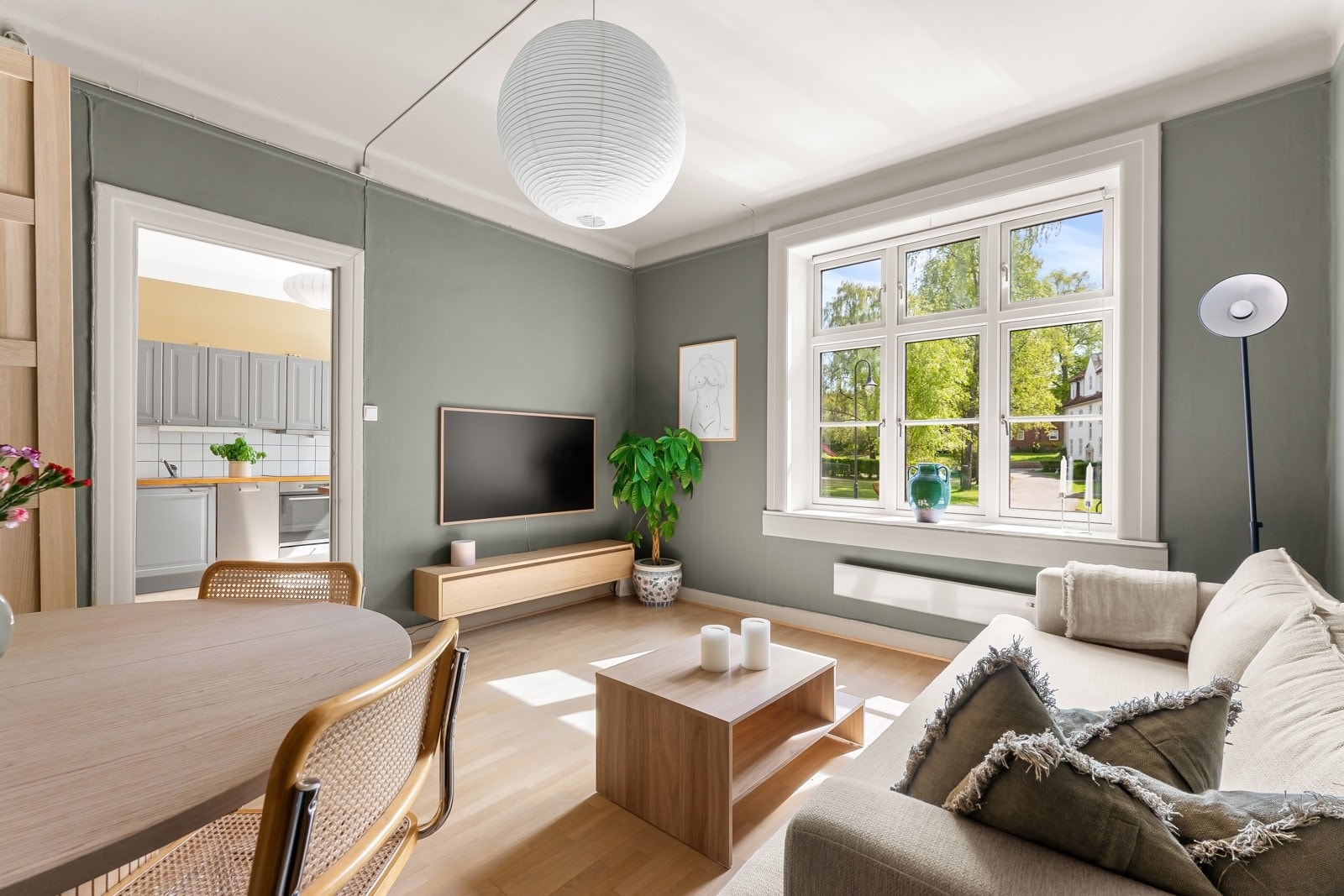 Dette er en lys og innbydende hagebyleilighet med perfekt intern beliggenhet, orientert i sin helhet mot syd Galleribilde