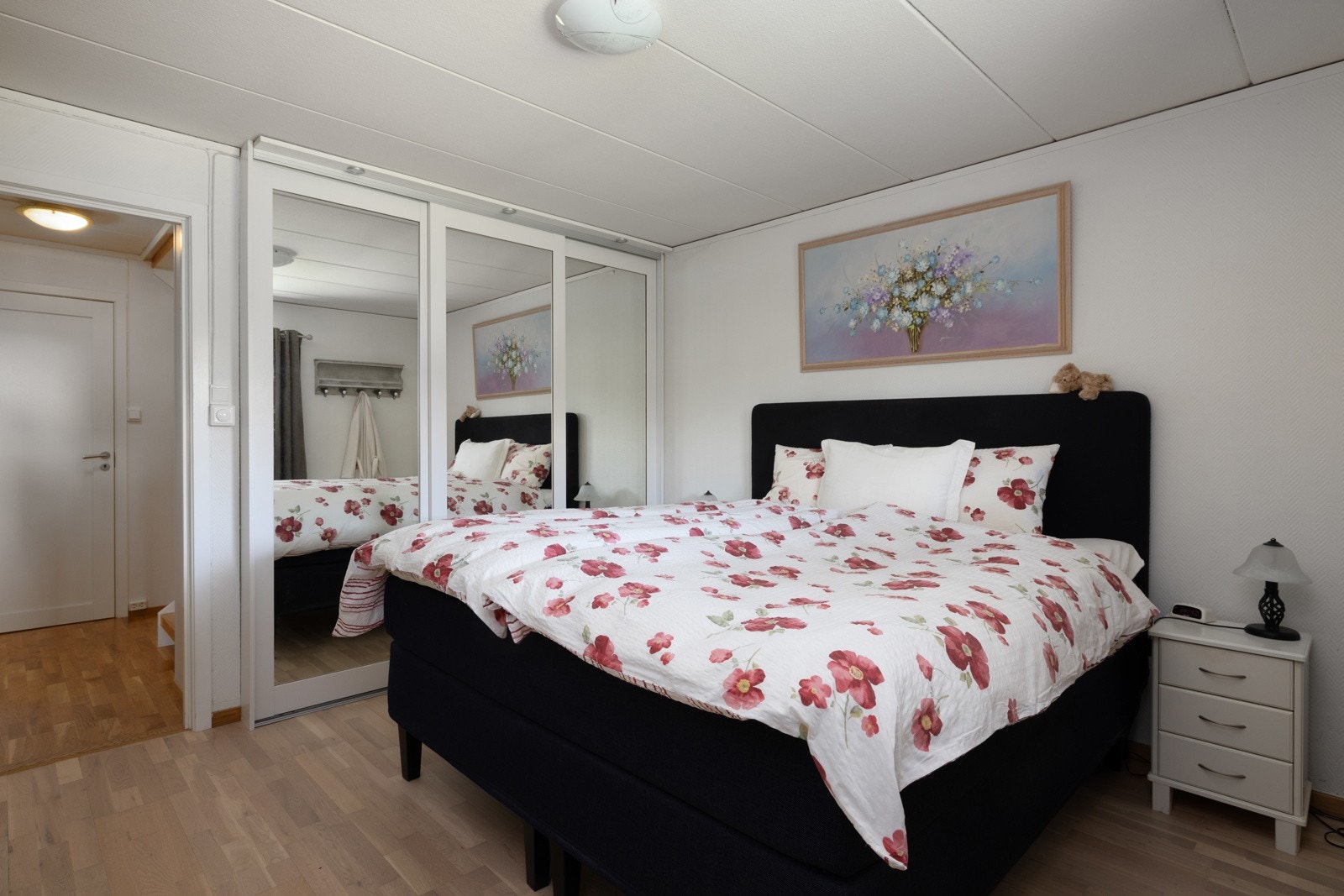 Soverom 1: Rommet er innredet med en stor skyvedørsgarderobe. Galleribilde