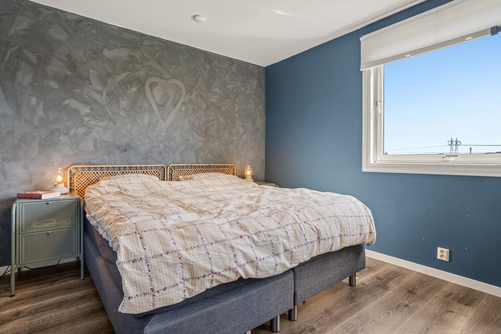 Leiligheten har to soverom. Hovedsoverom med PAX garderobe fra ikea med frostede fronter. Store vindusflater som slipper inn godt med dagslys. Galleribilde