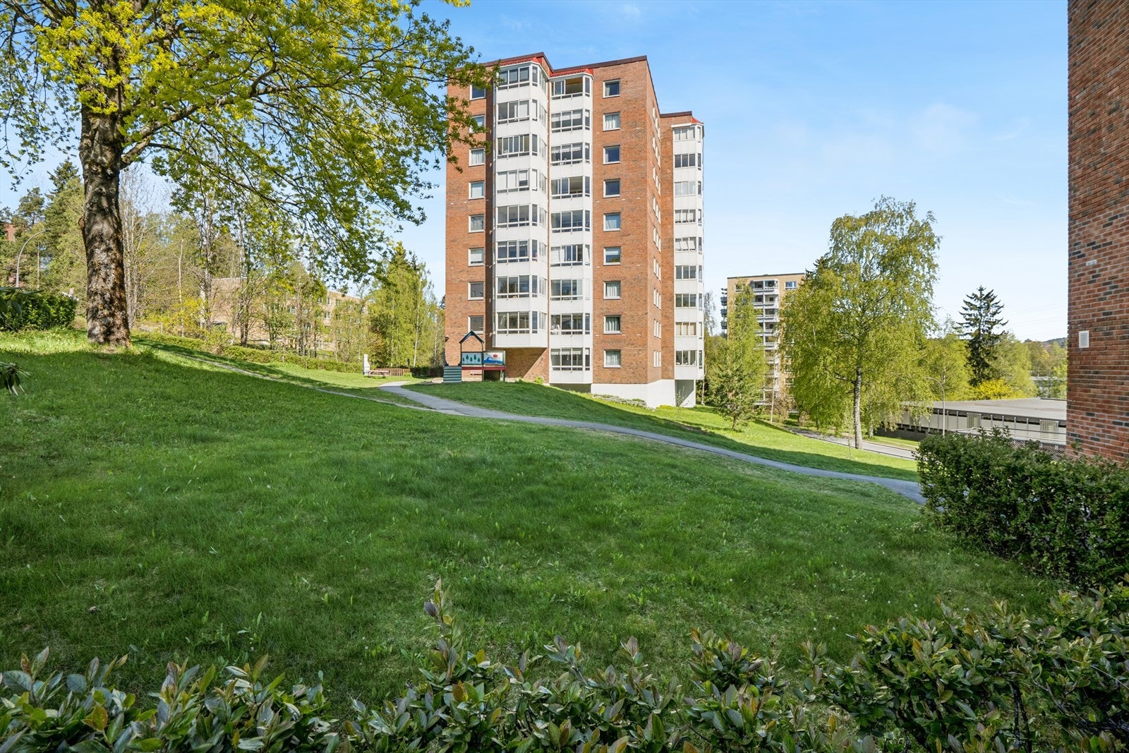 Uteplass med fasade Galleribilde