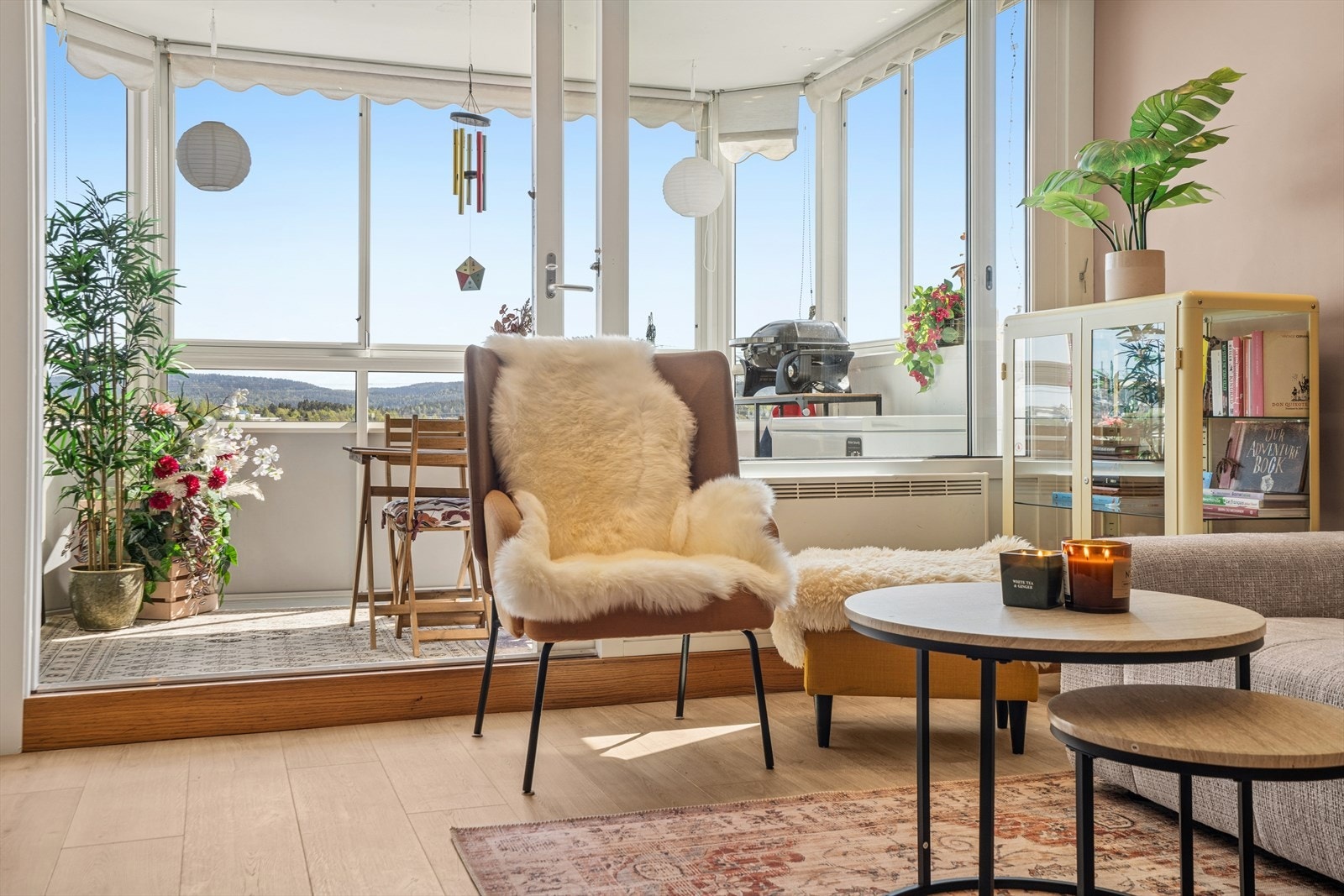 De store vindusflatene slipper inn rikelig med naturlig lys, som gir en god atmosfære i leiligheten. Galleribilde