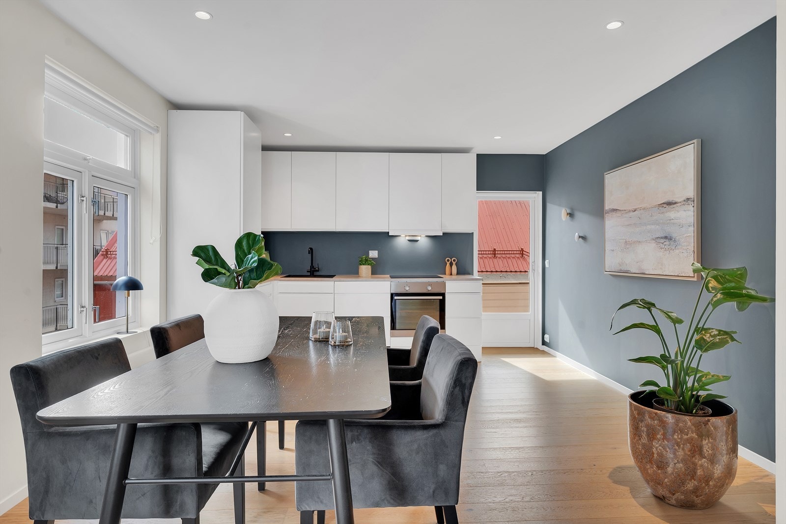 Lys og moderne leilighet med stilrent kjøkken og åpen planløsning, perfekt for både hverdagsliv og sosiale sammenkomster. Galleribilde
