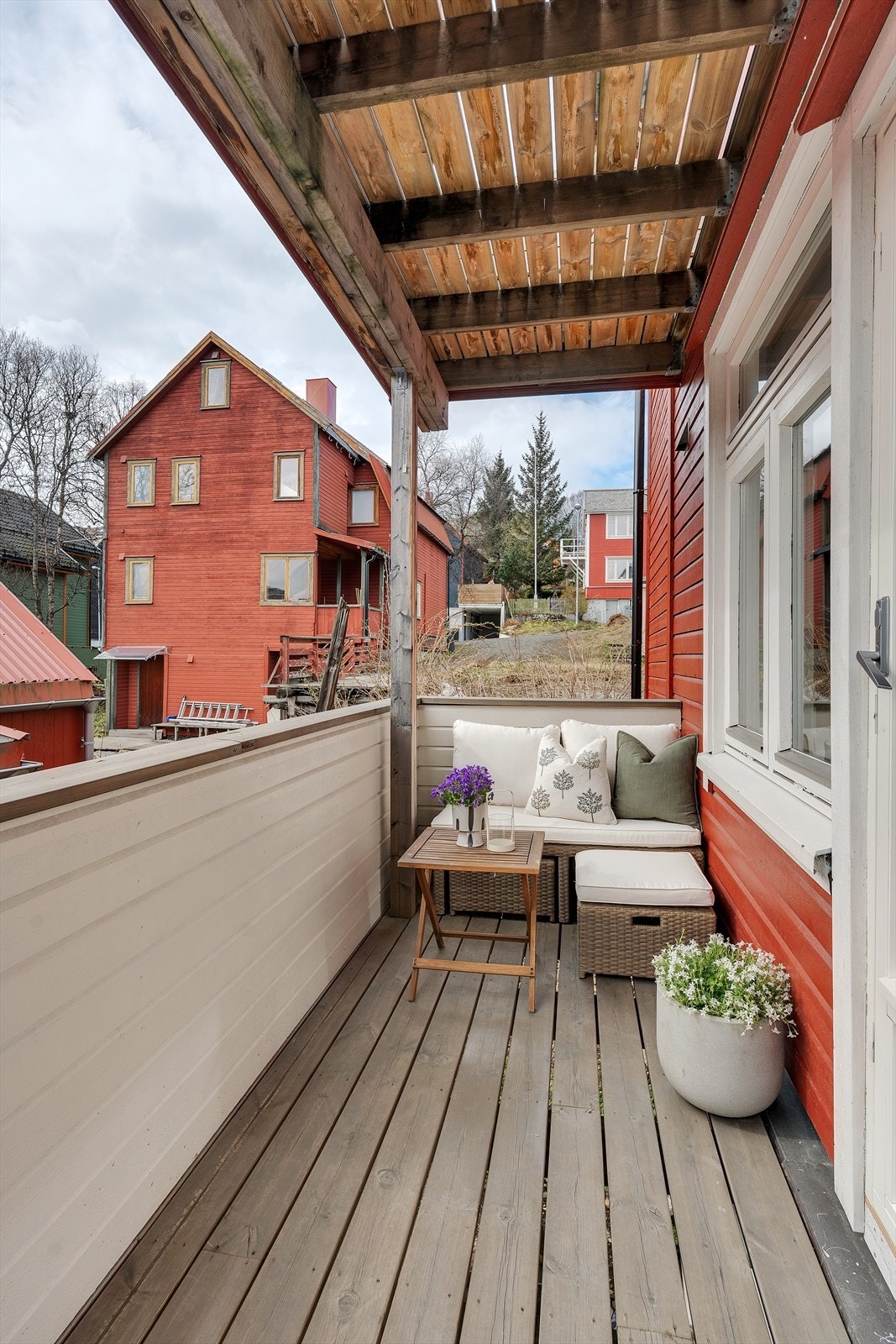 Hyggelig og skjermet sørvendt balkong. Galleribilde