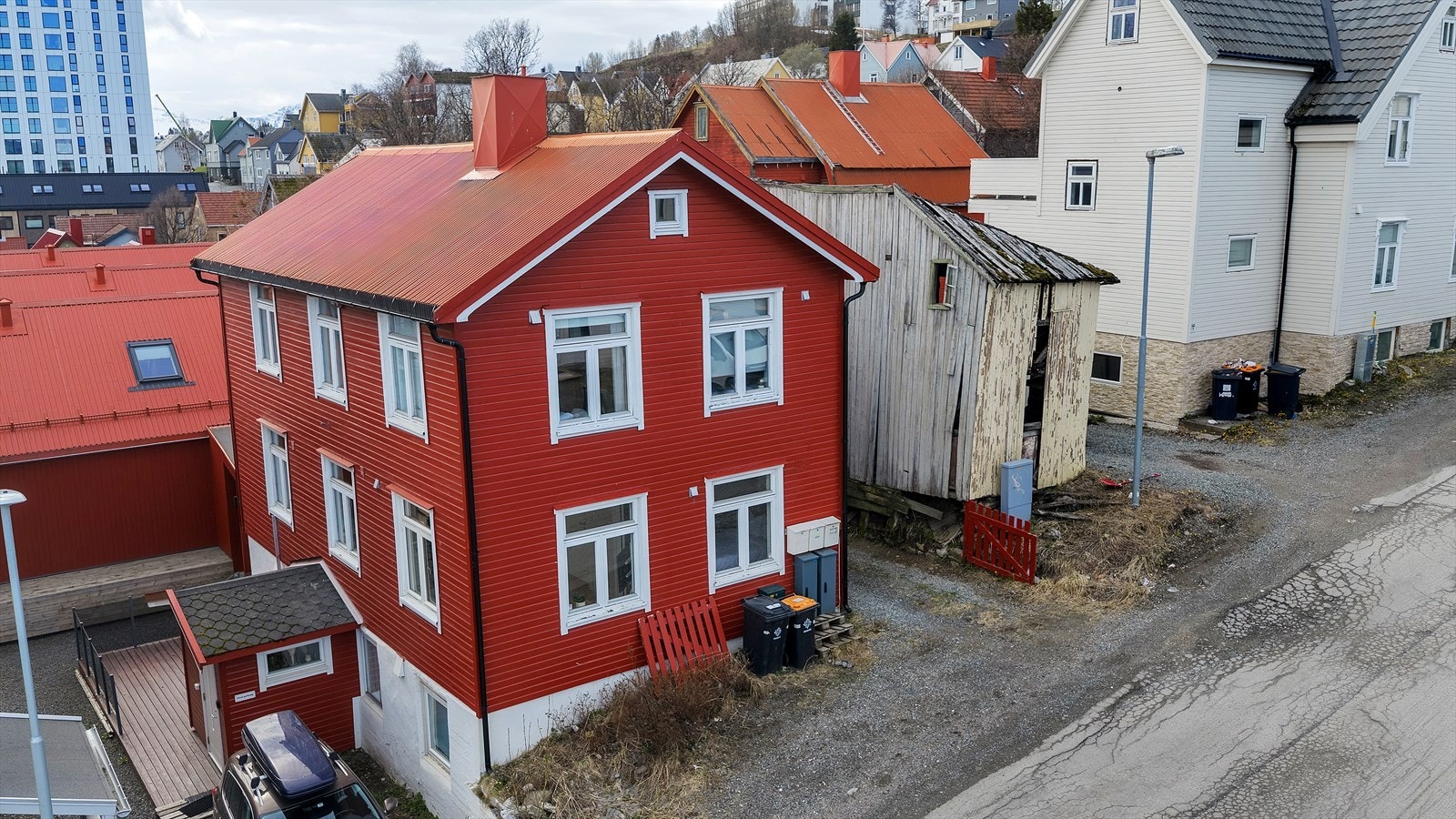Sjarmerende sentrumsgård med sentral beliggenhet. Nærhet til byliv og kultur, perfekt for deg som søker urban atmosfære. Galleribilde