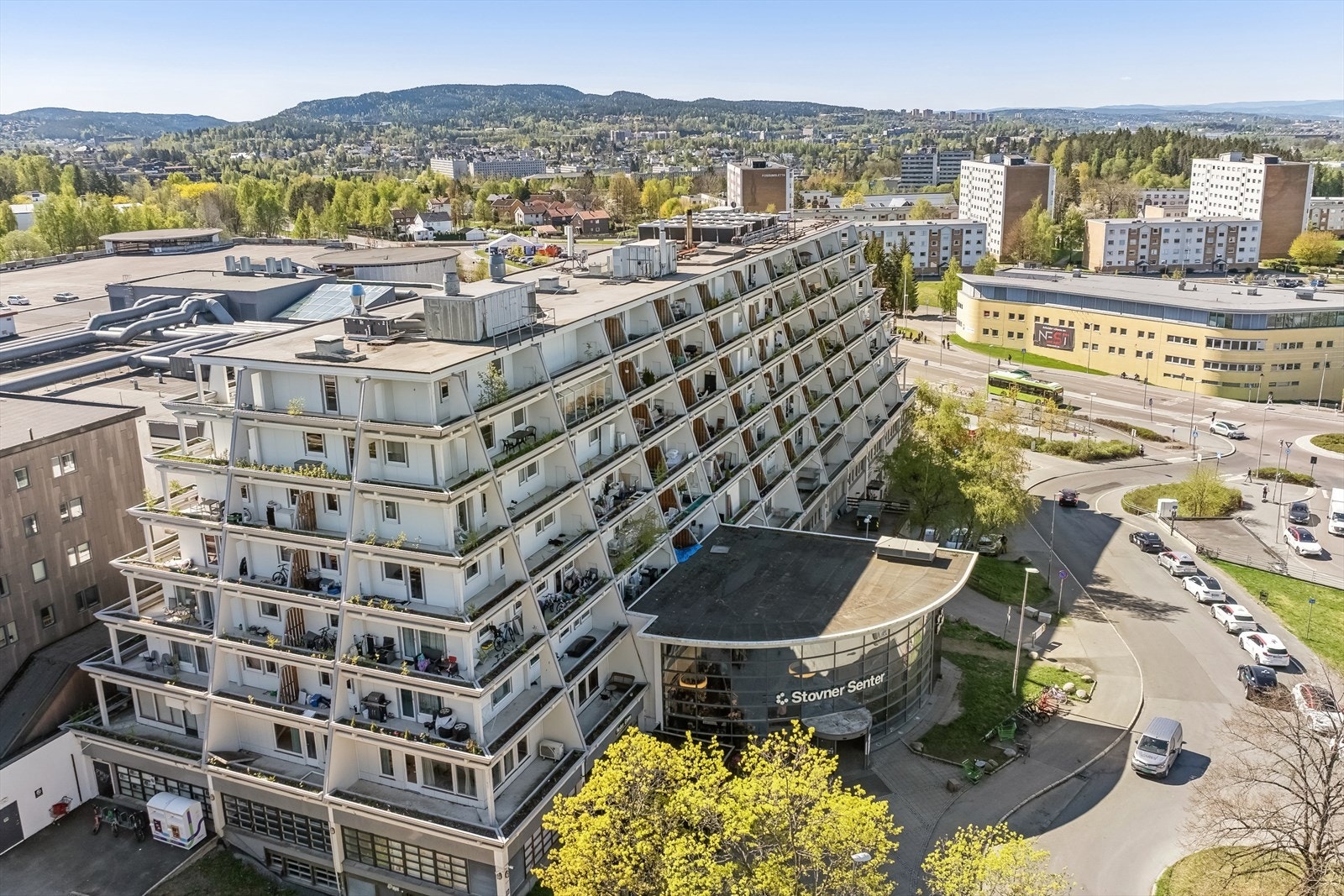 Beliggenheten er helt utmerket på taket av Stovner med flott intern beliggenhet. Rett utenfor døren har du umiddelbar nærhet til "alle" fasiliteter Stovner har å by på! Galleribilde