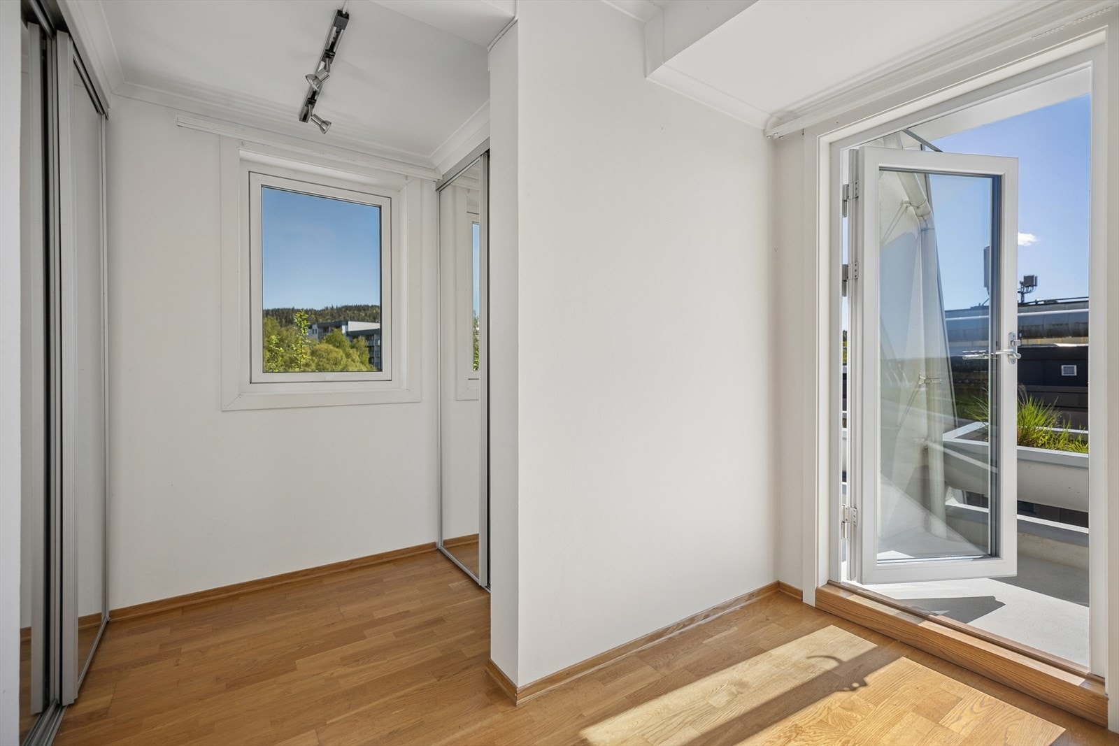 Hovedsoverommet har skyvedørsgarderobe og store vindusflater som gir godt med naturlig lys. Galleribilde