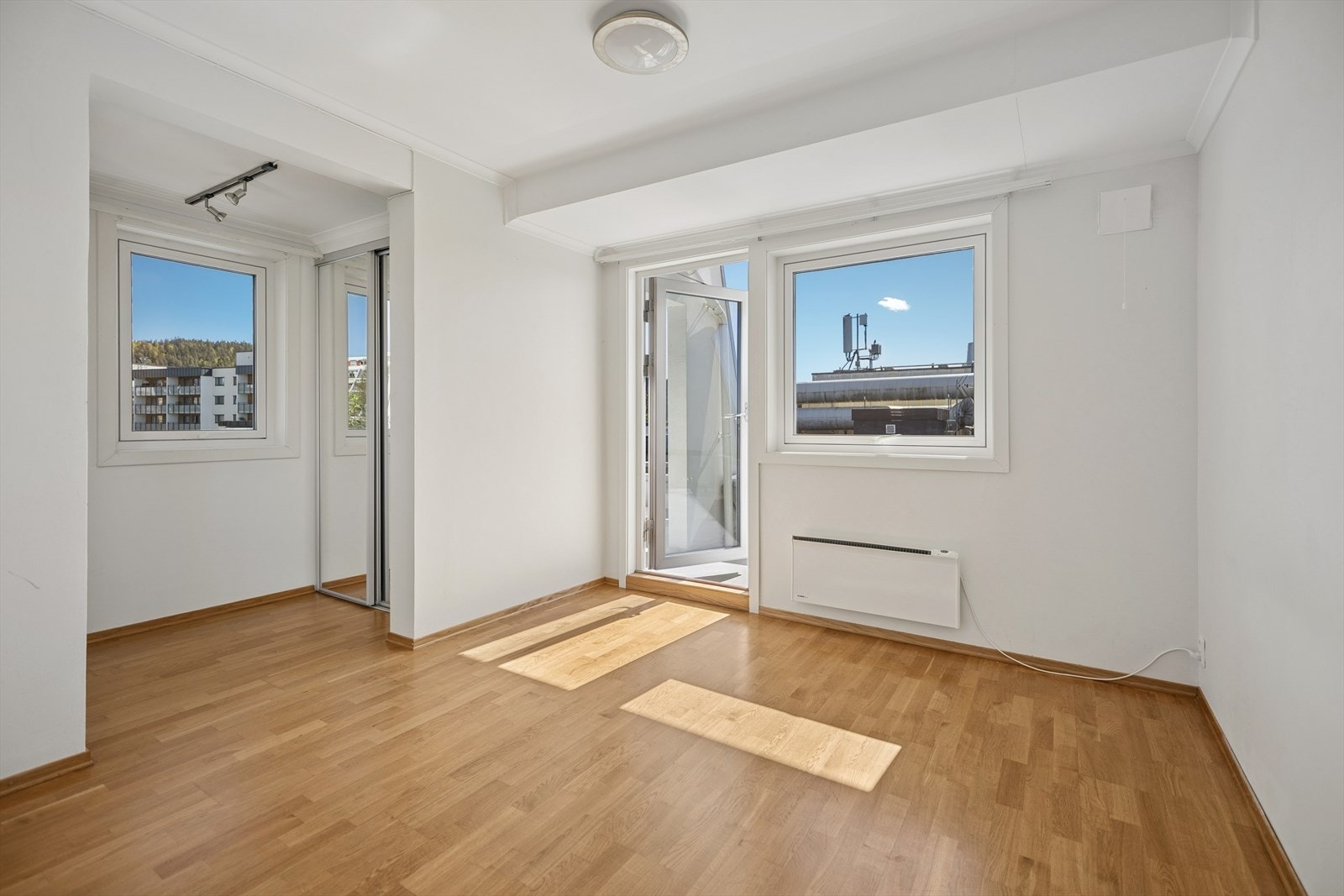 Leiligheten har tre gode og romslige soverom med fleksible møbleringsmuligheter. (Opprinnelig har det vært 4 soverom) Galleribilde