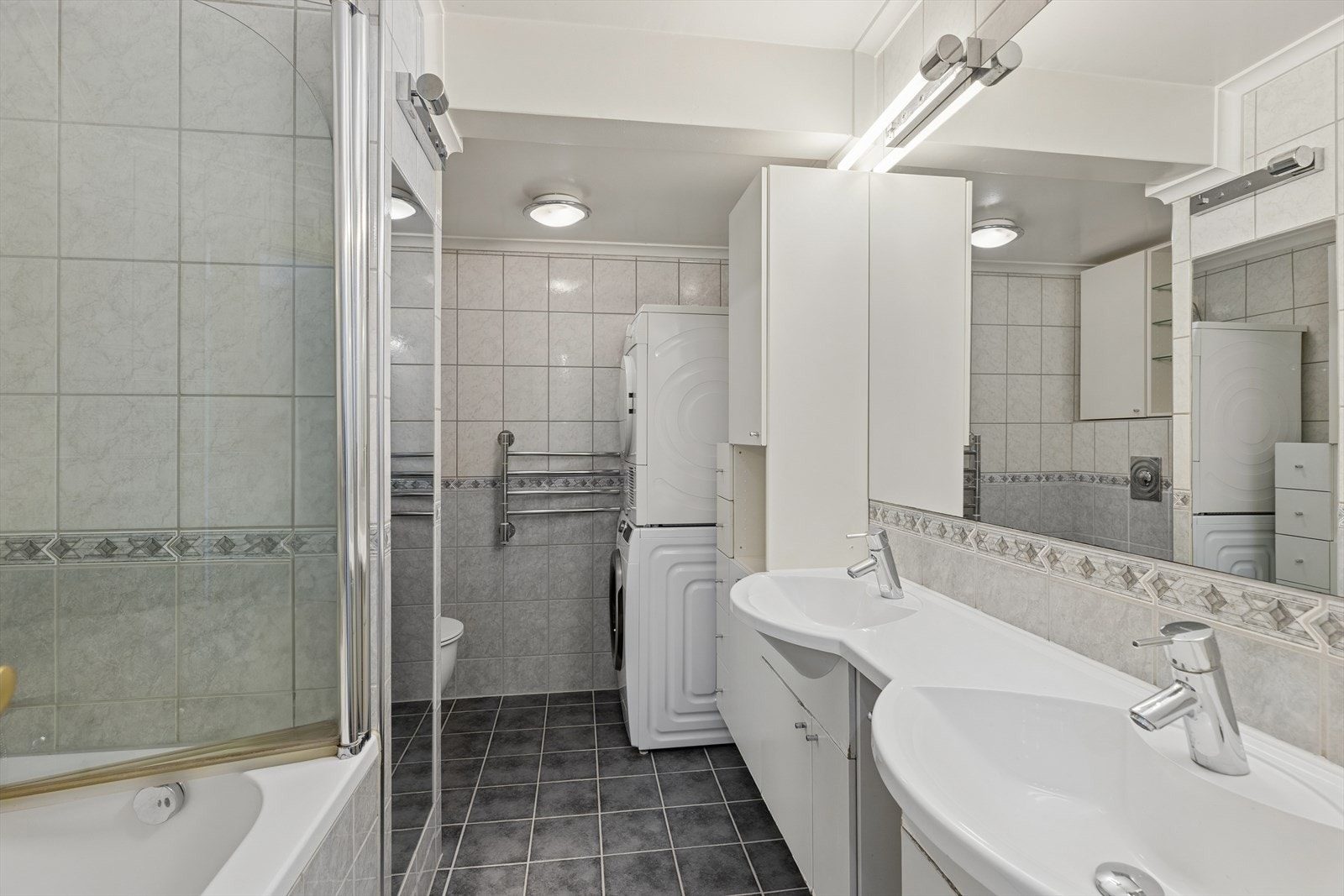 Badet har flislagte vegger og gulv med varmekabler, samt mekanisk ventilasjon. Galleribilde