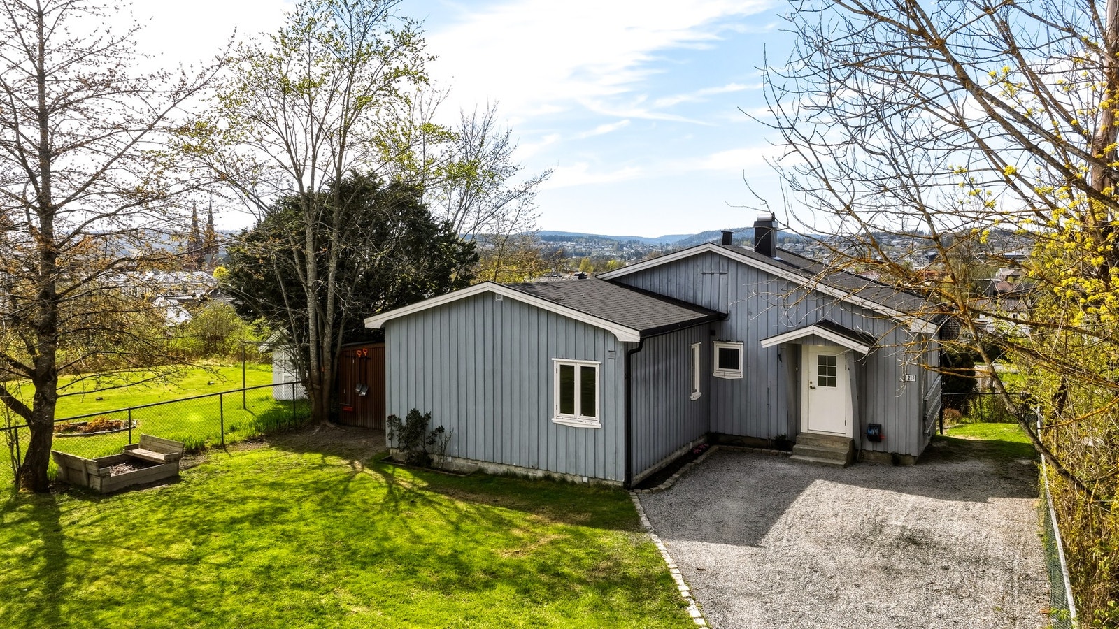 PrivatMegleren/ v Carine Paasche Sivertsen har gleden av å presentere, Alexander Kiellands gate 21B. Attraktiv enebolig med alt på et plan. Solrik vestvendt terrasse - Bad/ vaskerom fra 2026 - To gode soverom. Foto: THT foto. Galleribilde