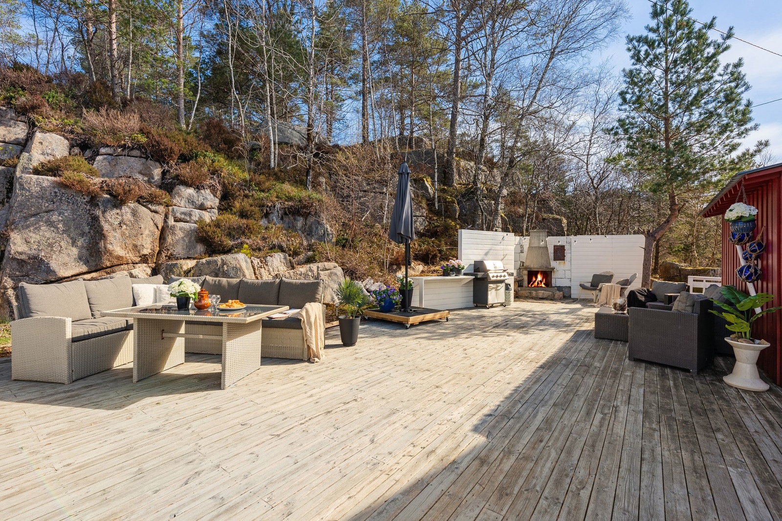 God plass til flere sittegrupper Galleribilde