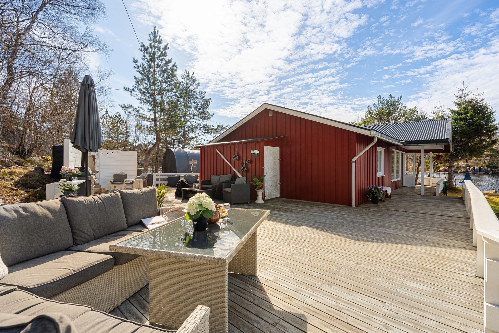 Stor solrik terrasse utenfor hvor man kan nyte lange dager Galleribilde