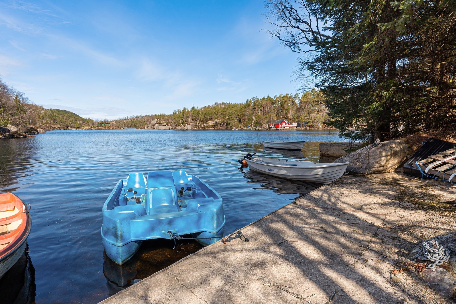 Her ser du båtplassen hvor trø båten ligger til på fastland Galleribilde