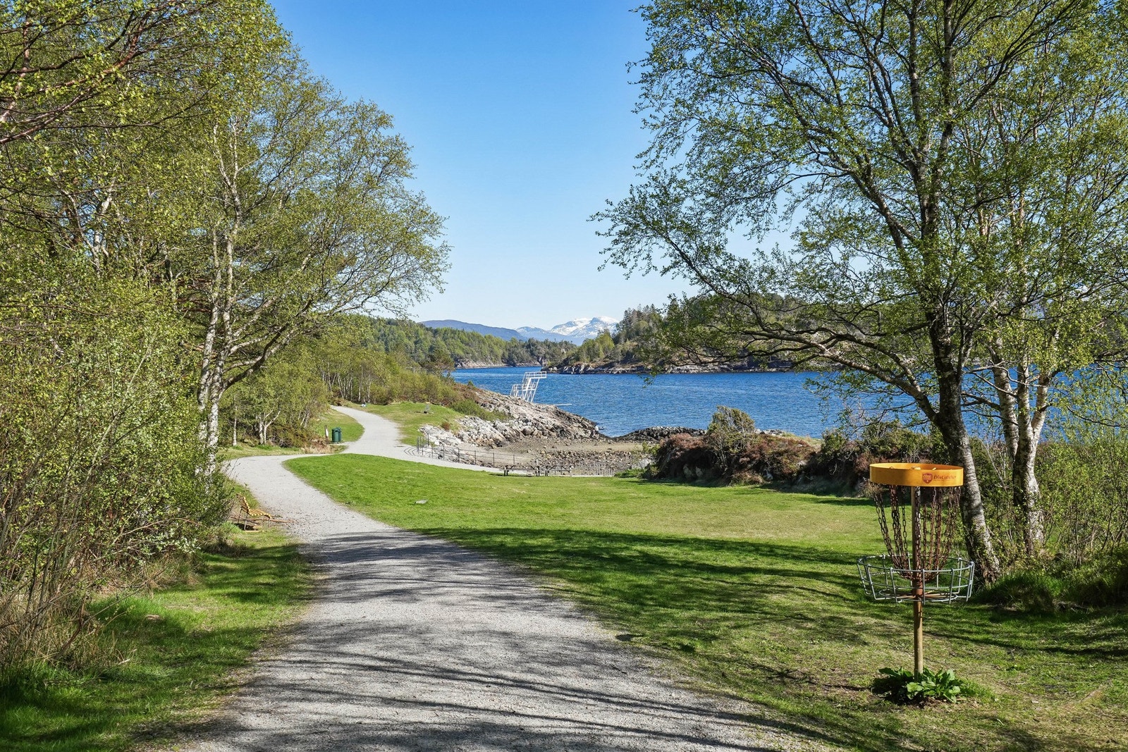 Fra eiendommen er det kort avstand til fine tur- og bademuligheter på Volsdalsberga. Galleribilde
