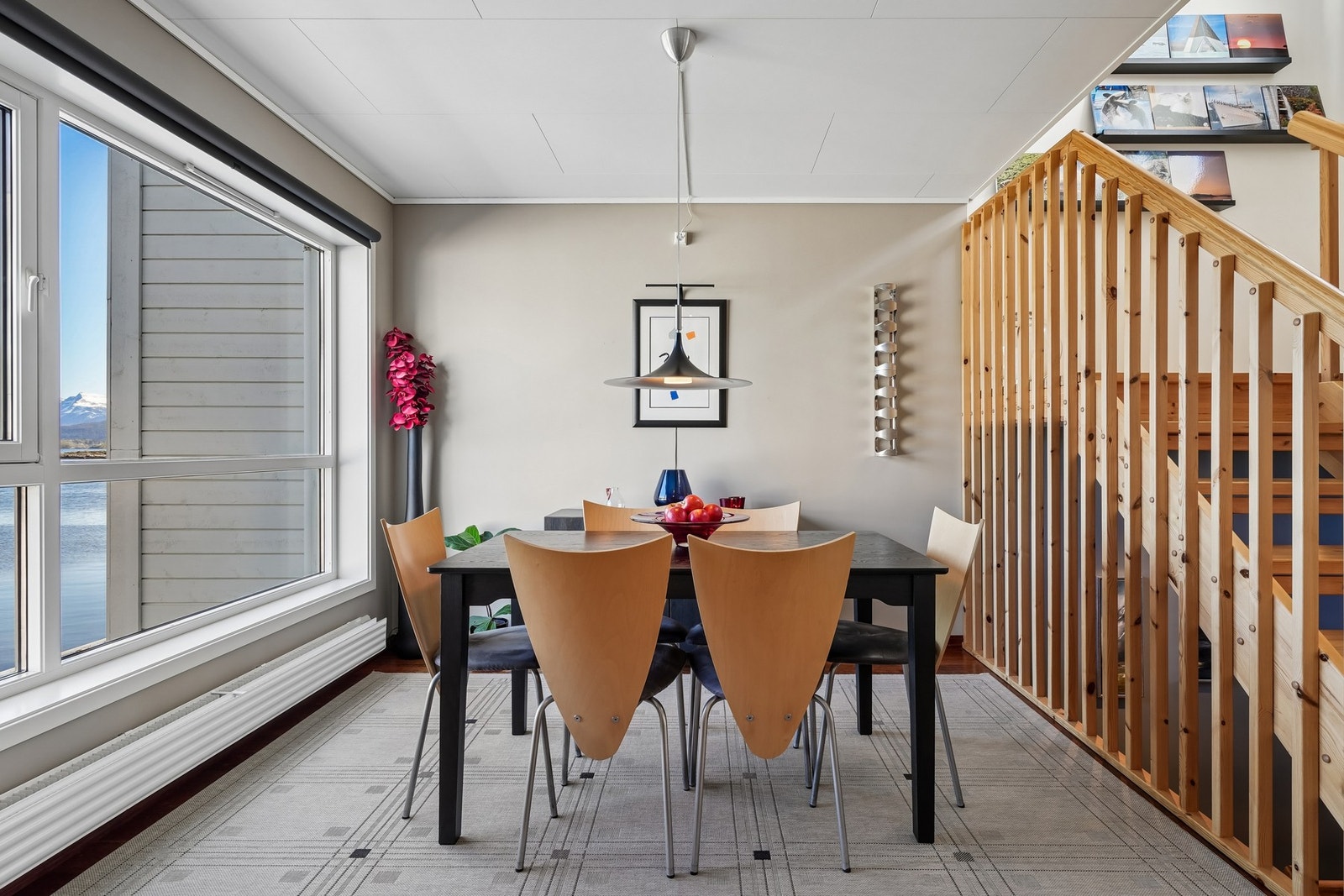 Spisestuen inviterer til sosiale sammenkomster og lange middager. Galleribilde