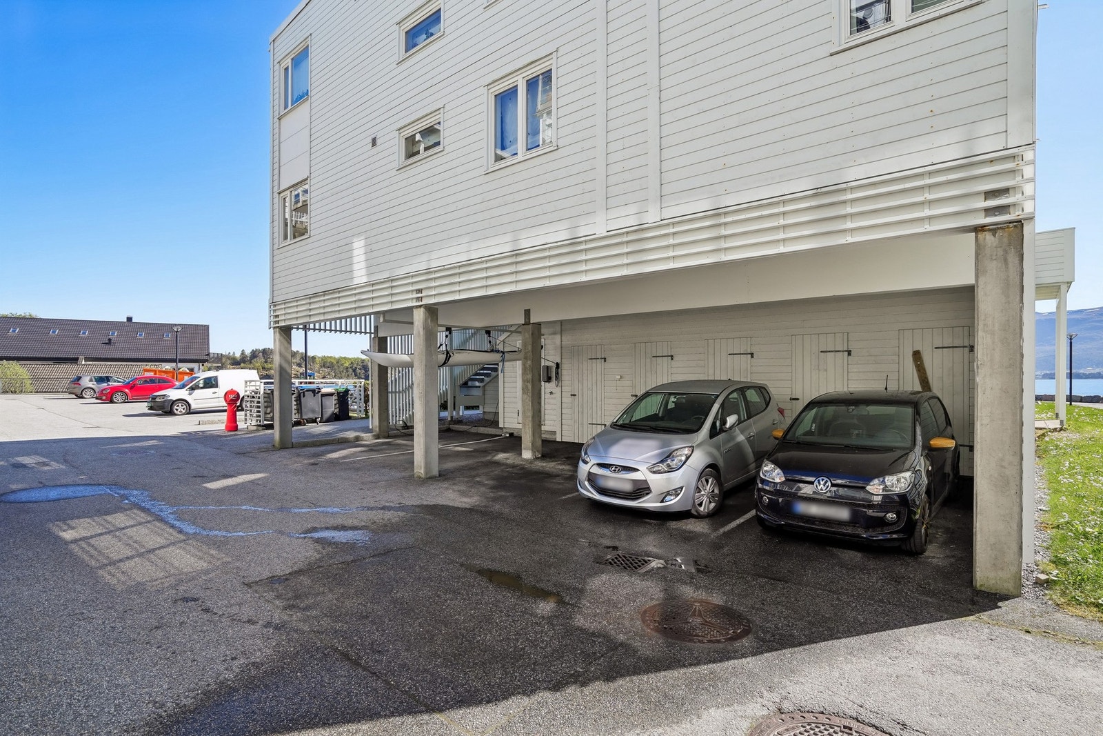 Det medfølger fast plass i carport med lagerbod i bakkant. Galleribilde