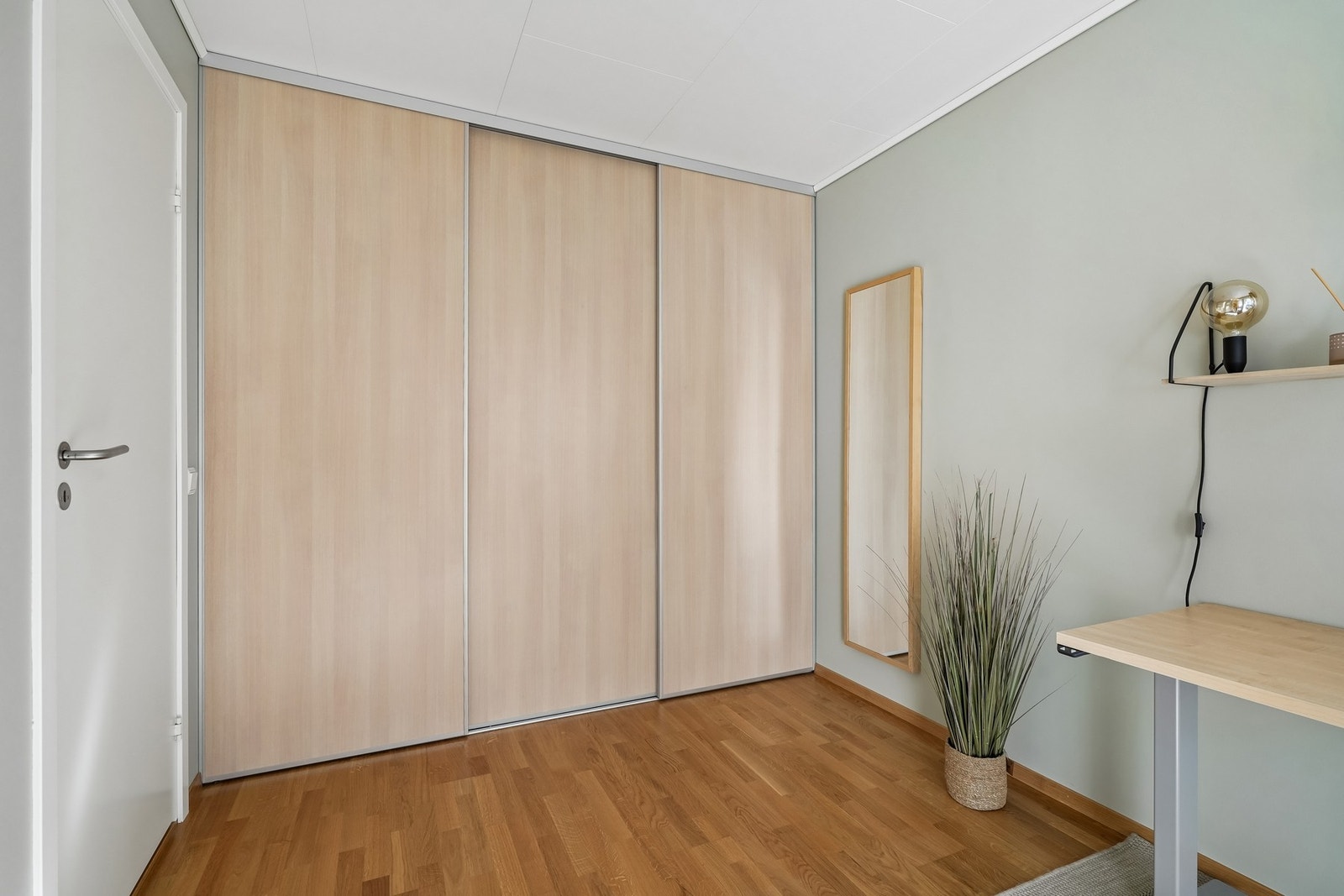 Rommet er innredet med en stor skyvedørsgarderobe som gir rikelig med oppbevaring. Galleribilde