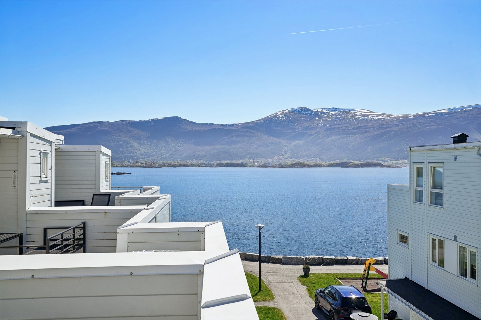 - og meget gode sol- og utsiktsforhold som kan nytes fra blant annet en romslig sørvestvendt terrasse. Galleribilde