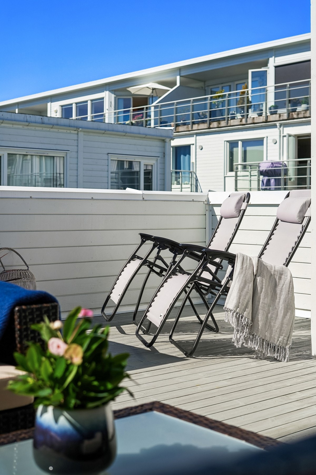 Herlig terrasse med god plass til solstoler - perfekt for late dager i solen. Galleribilde