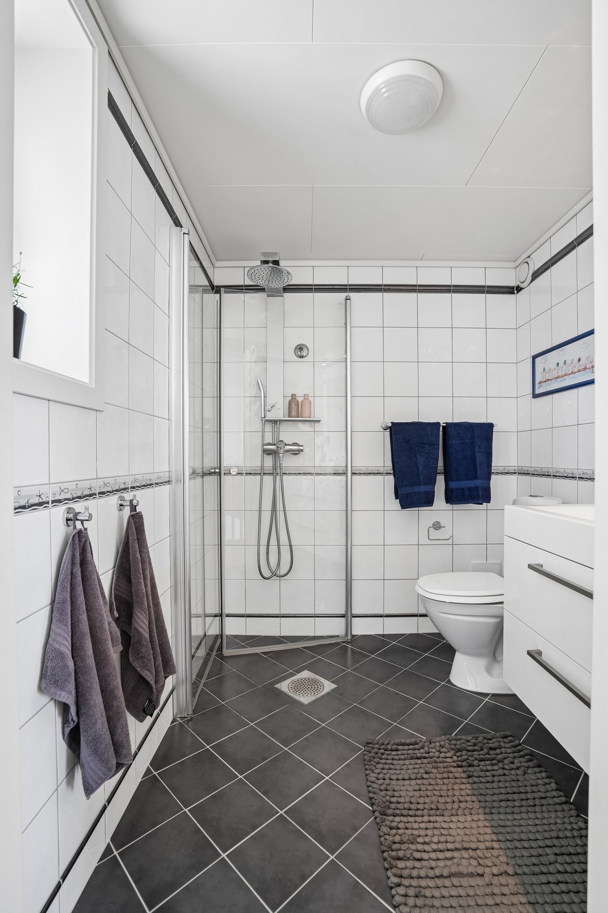 Fint helfliset bad i 3.etasje med gulvvarme. Innredet med toalett og dusjhjørne med regnfallsdusj. Galleribilde