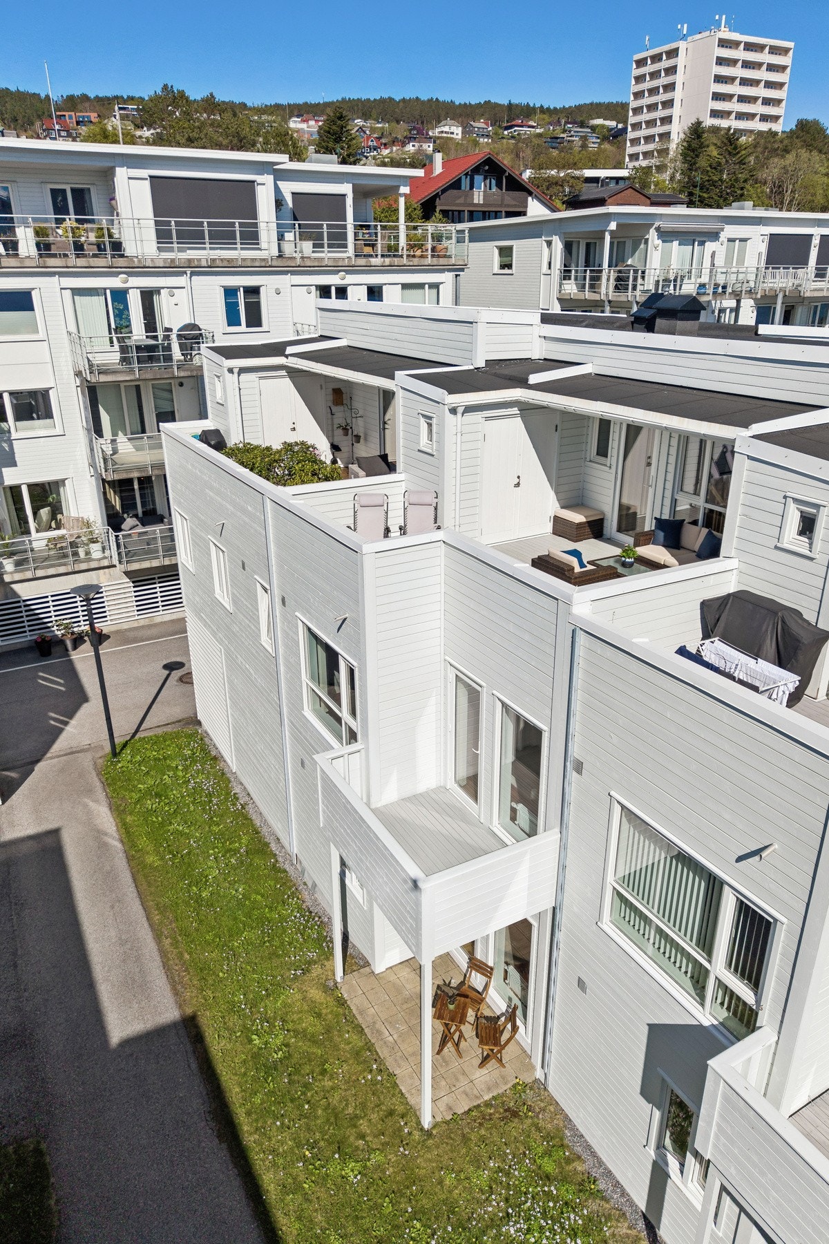 Med uteplasser vendt mot vest gir det sol fra tidlig ettermiddag til sent på kveld. Galleribilde