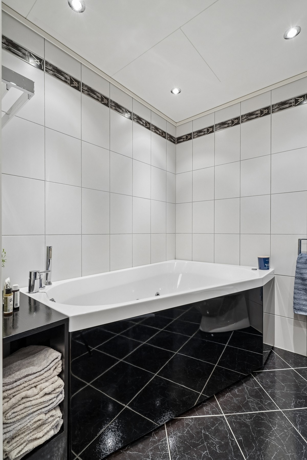 Innredet med toalett, badekar - Galleribilde