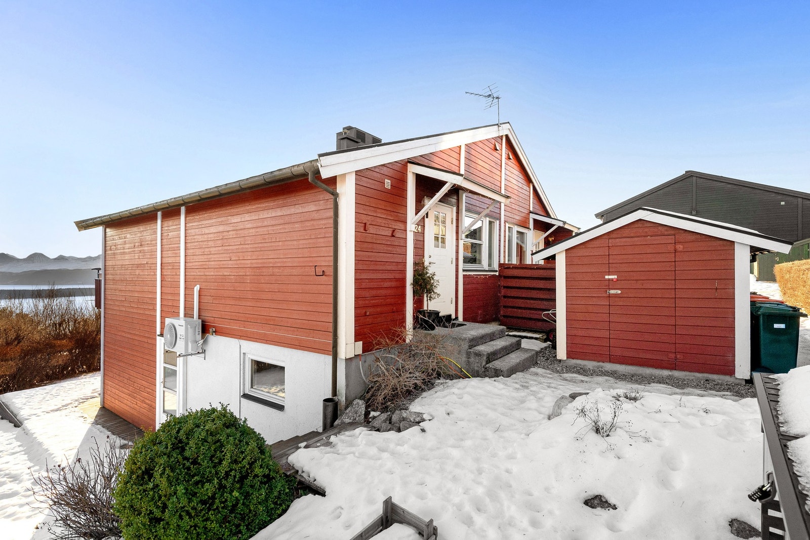 Tomta har flotte og skjermede uteområder mot sør og øst. Tomta er på cirka 355 kvm. Galleribilde