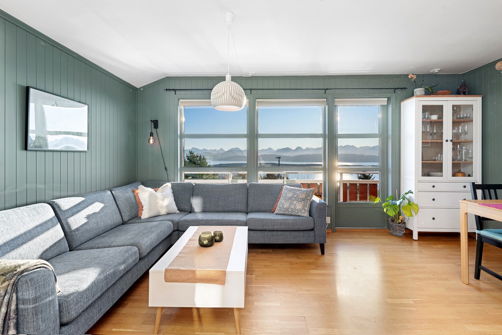 EIE eiendomsmegling v/Tore Magerøy ønsker hjertelig velkommen til Bjørkfinkvegen 24! Foto: Studio Istad (Espen Istad) Galleribilde