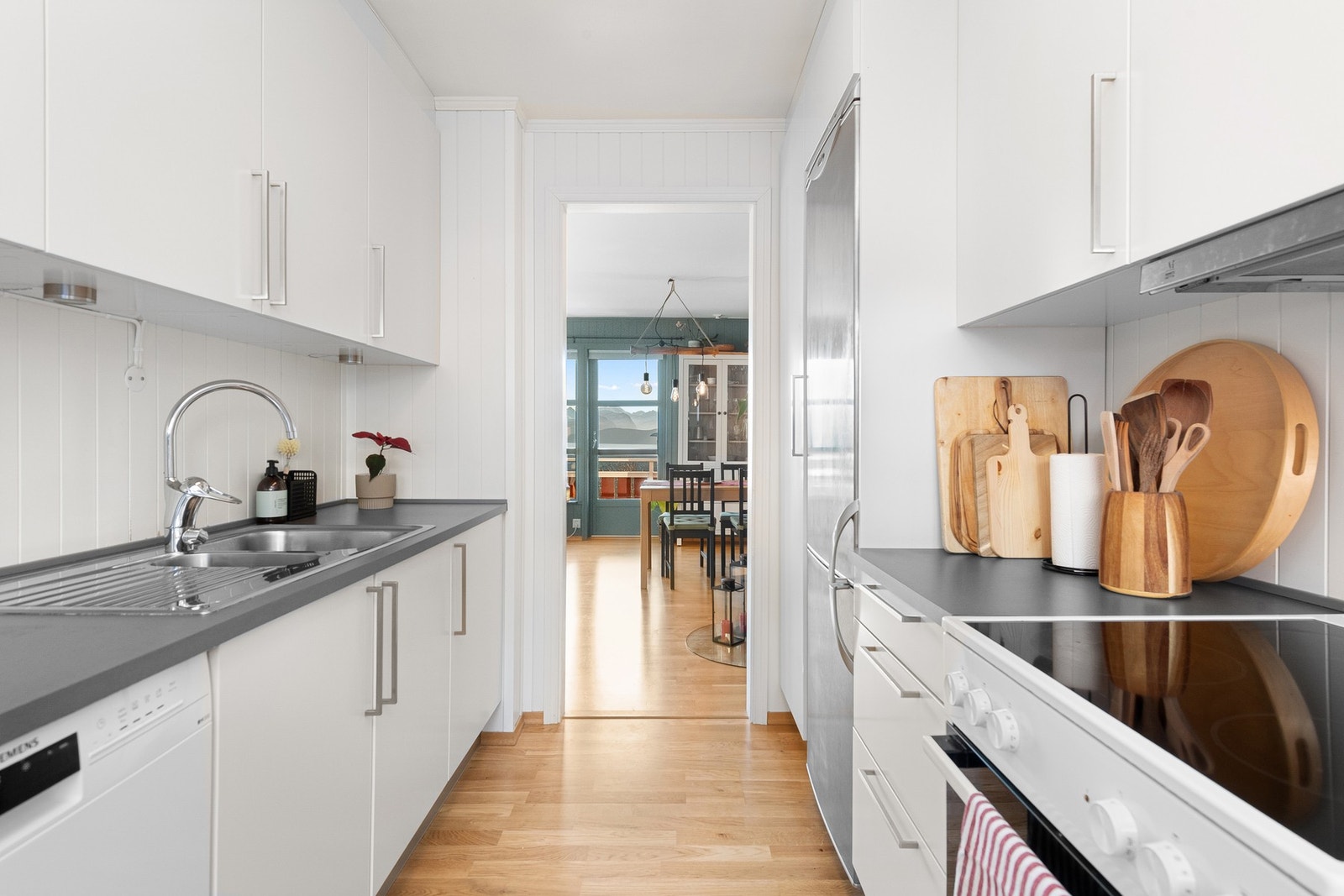Kjøkkeninnredning fra HTH med glatte fronter og benkeplate av laminat. Galleribilde