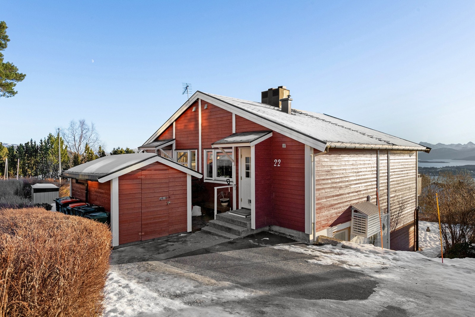 Vertikaldelt tomannsbolig med frittliggende bod (delt med nabo) og garasje i fellesanlegg. Galleribilde