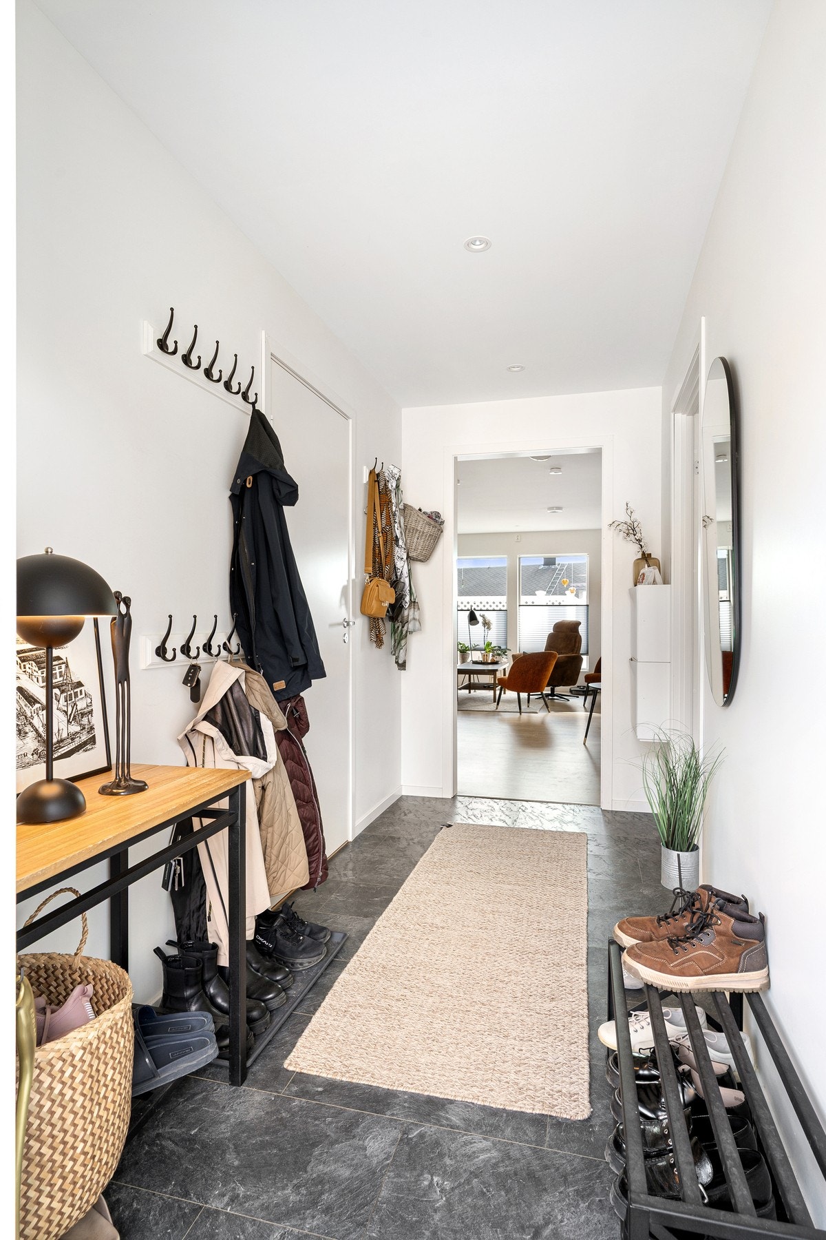 Entre med plass til oppheng og skohylle m.m. Galleribilde
