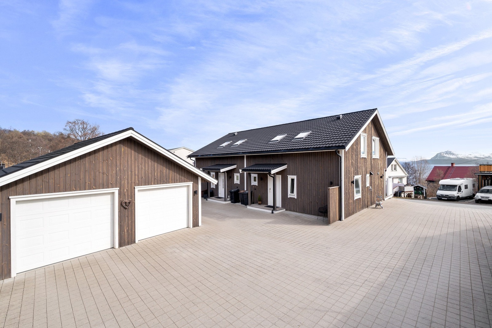 Tomten er pent opparbeidet med brostein Galleribilde
