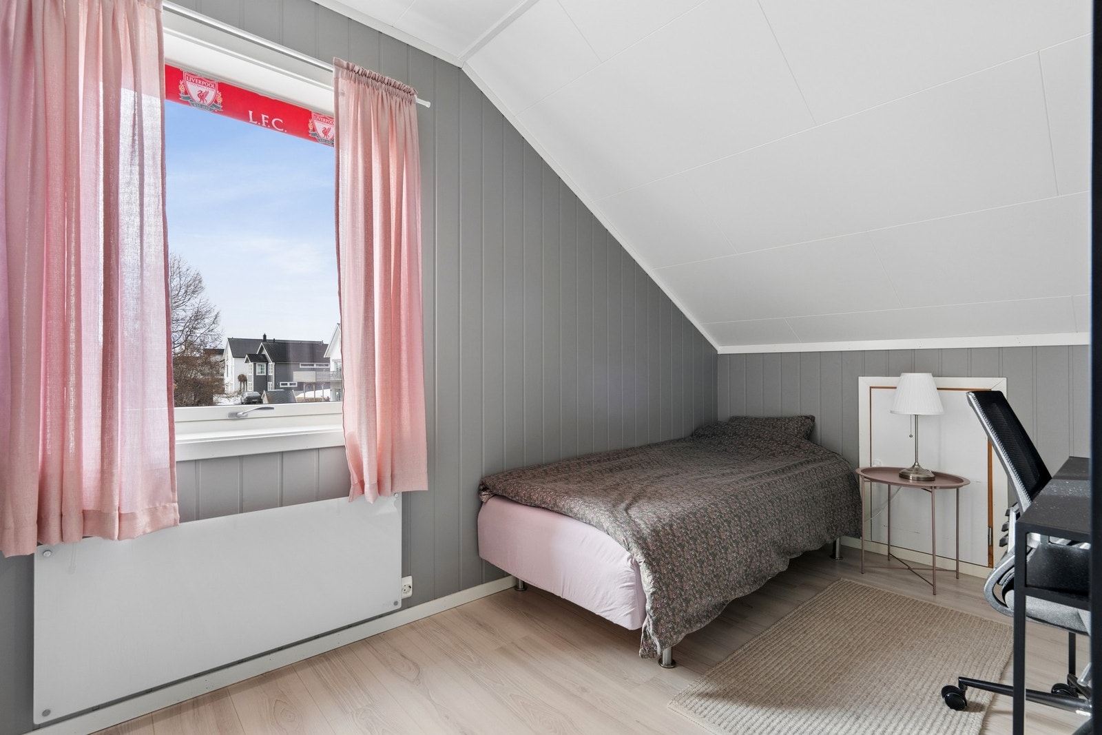 Alle soverommene har vinduer med 3-lags isolerglass fra byggeåret. Galleribilde