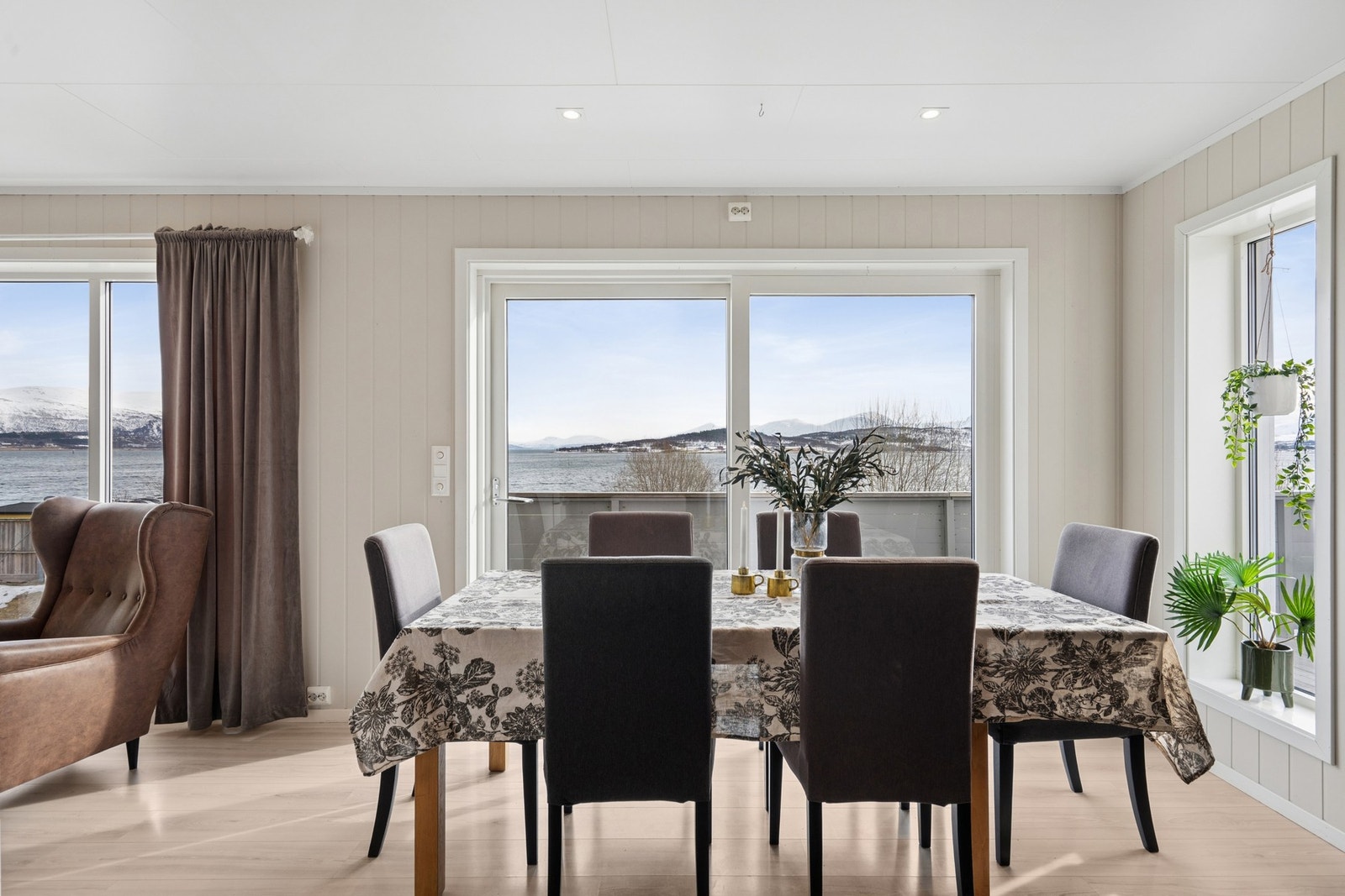 Fra spisestuen er det direkte utgang til en stor balkong på 41 kvadratmeter. Galleribilde