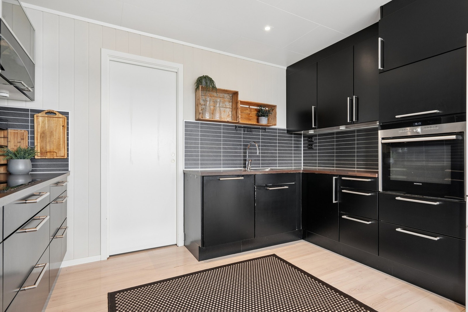 Kjøkkeninnredning med folierte fronter og laminert benkeplate med nedfelt oppvaskkum i stål. Galleribilde