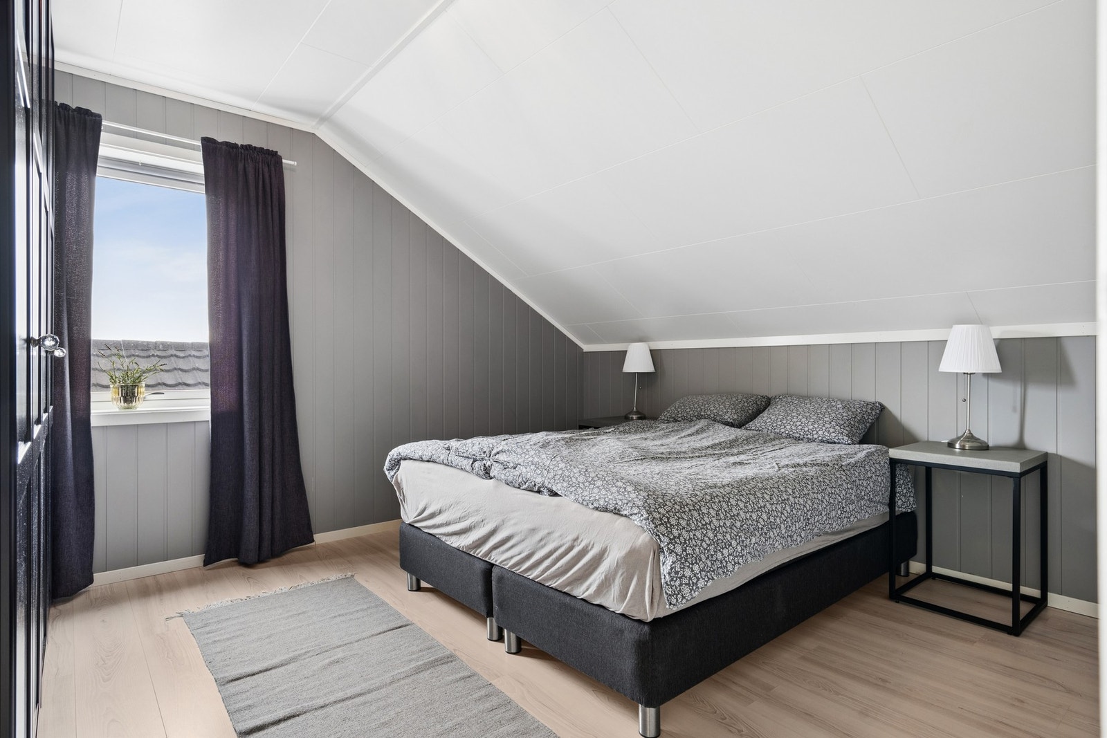 Soverommene har malte flater og laminat på gulv. Galleribilde