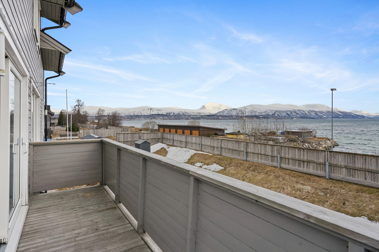 Fra balkongen er det flott utsikt mot fastlandet og Balsfjorden. Galleribilde
