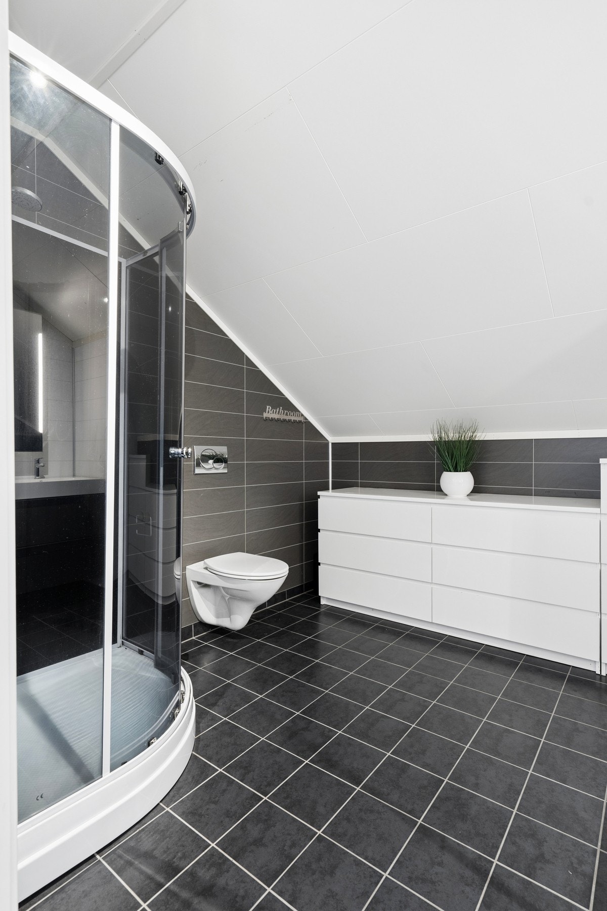 Badet har elektriske varmekabler i gulvet, dusjkabinett og vegghengt toalett. Galleribilde