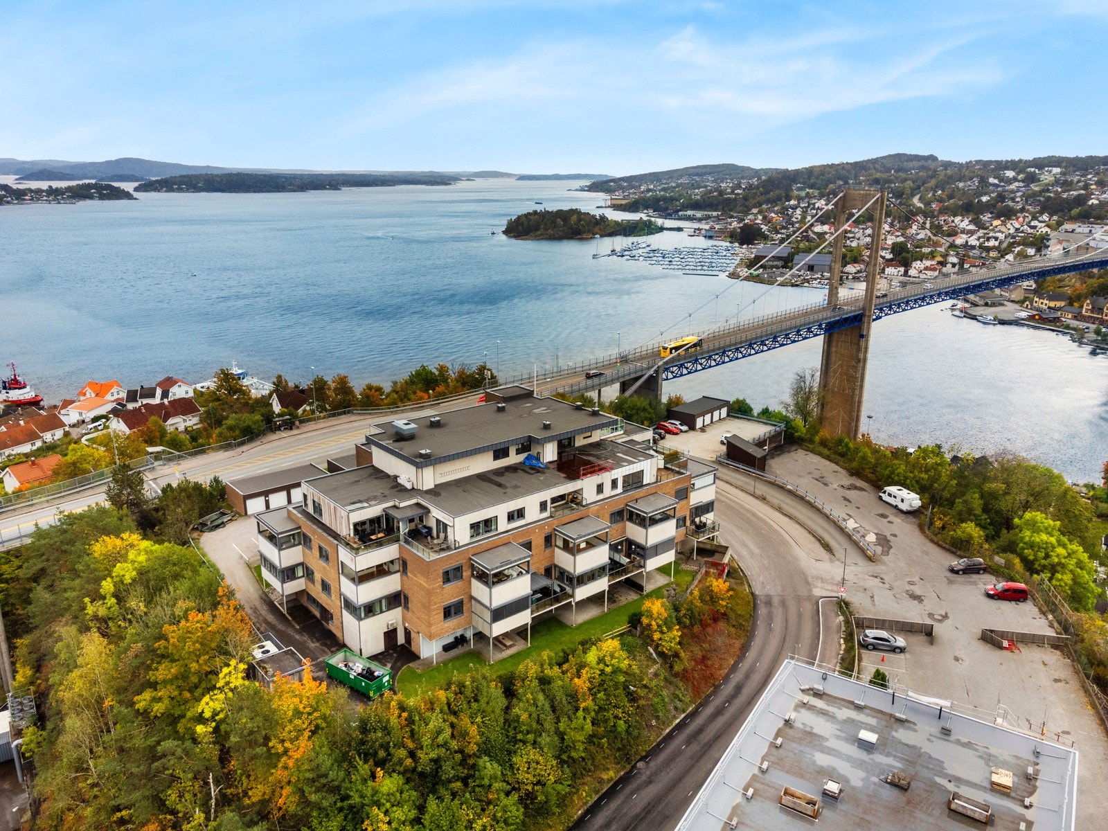 Leiligheten ligger i 1. etasje med garasjeplass og heis, og har en funksjonell planløsning uten feil eller mangler Galleribilde