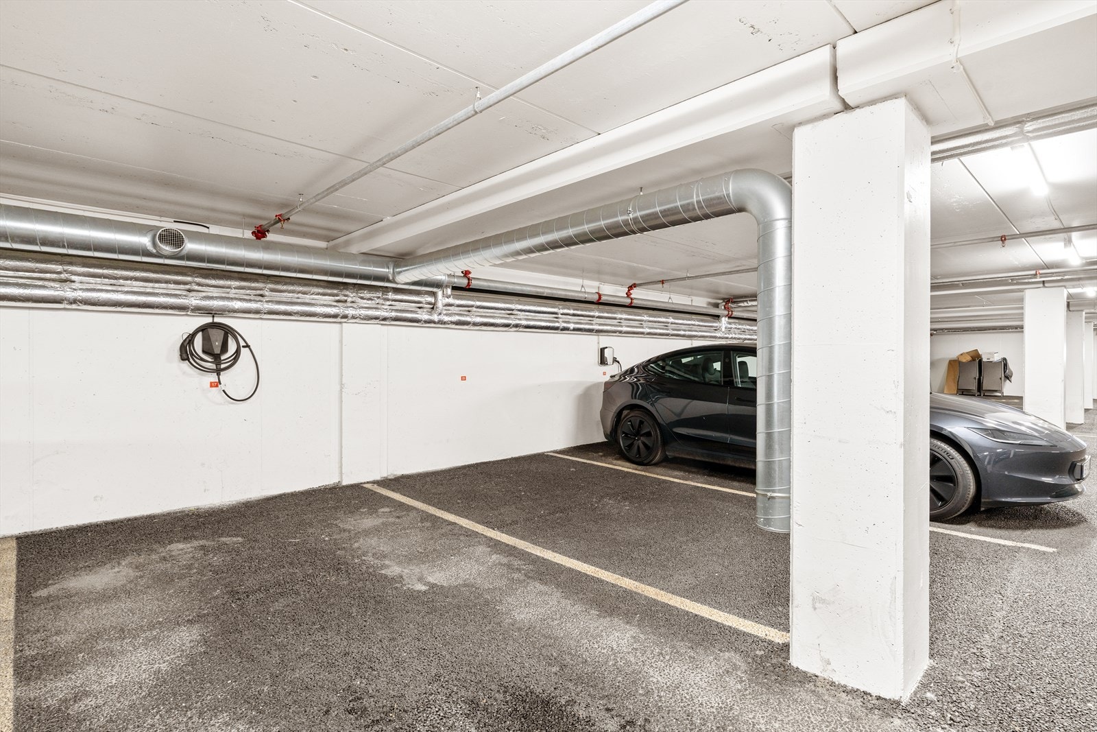 Det medfølger en fast plass i felles garasjeanlegg. Galleribilde