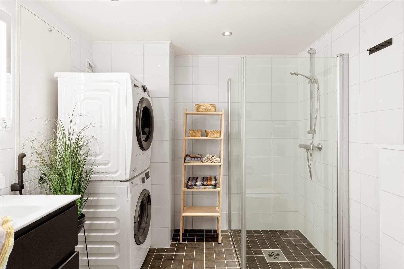 Badet er helfliset og har vannbåren gulvvarme for økt komfort. Galleribilde