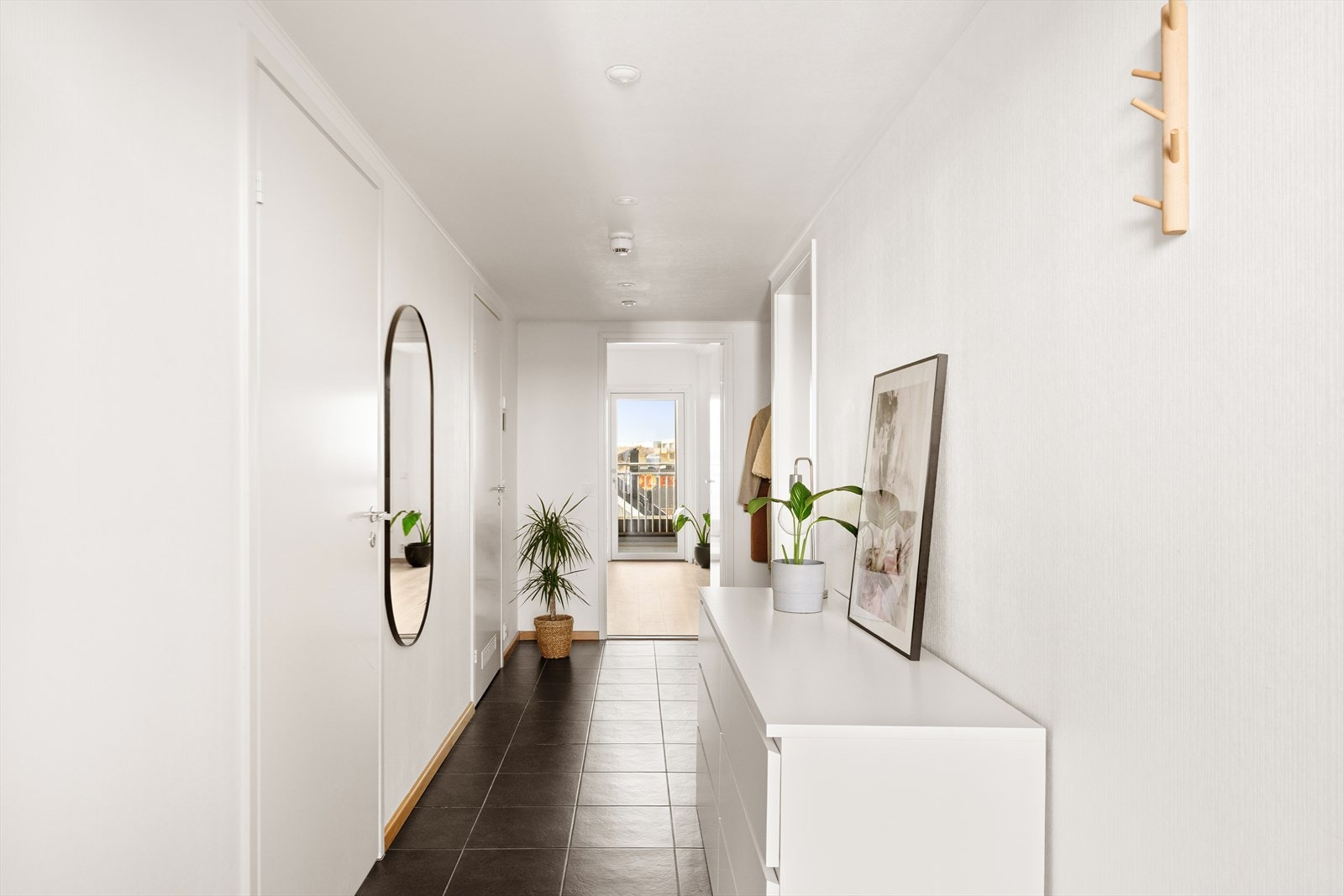 Fra gangen er det tilgang til leilighetens to soverom, bad og innvendig bod. Galleribilde