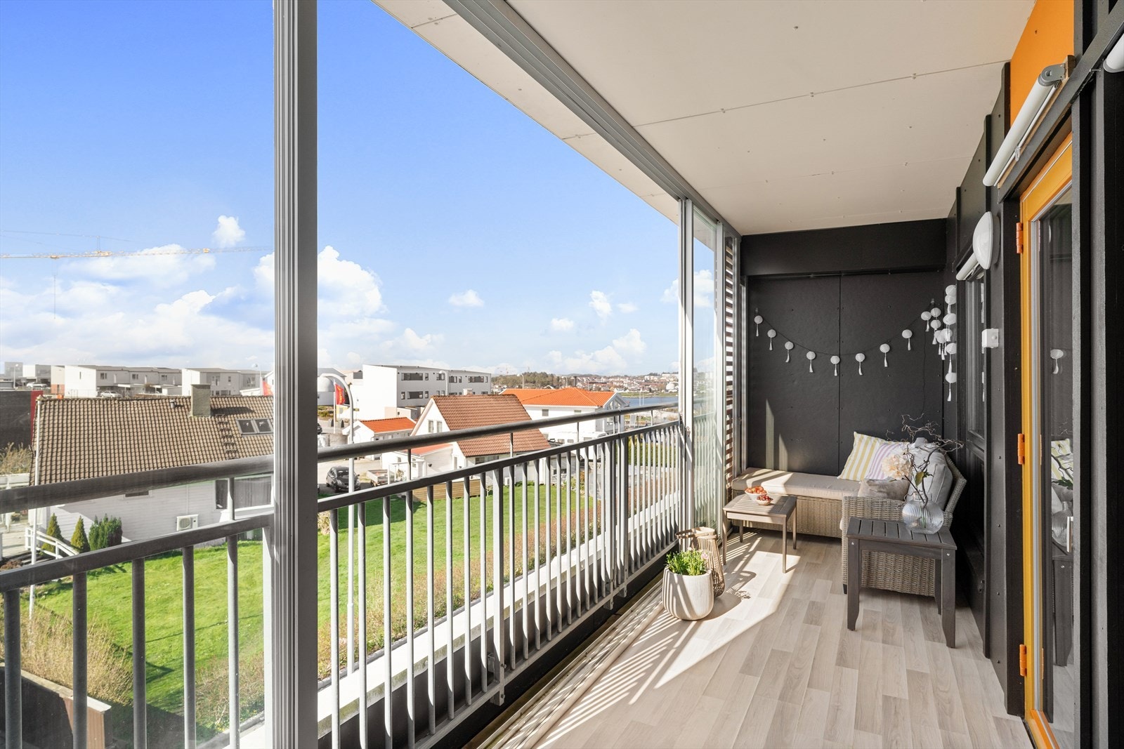 Den innglassede balkongen utvider stuen og gir en lun uteplass med gode solforhold for ettermiddag og kveld. Galleribilde